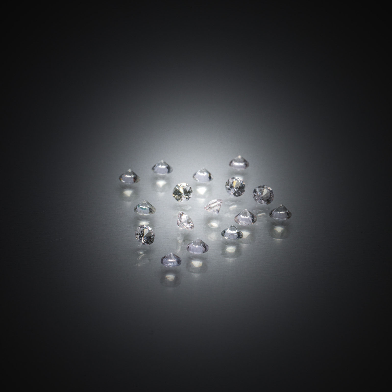 Lot de cinq saphirs octogonaux sur papier. - Lazuli