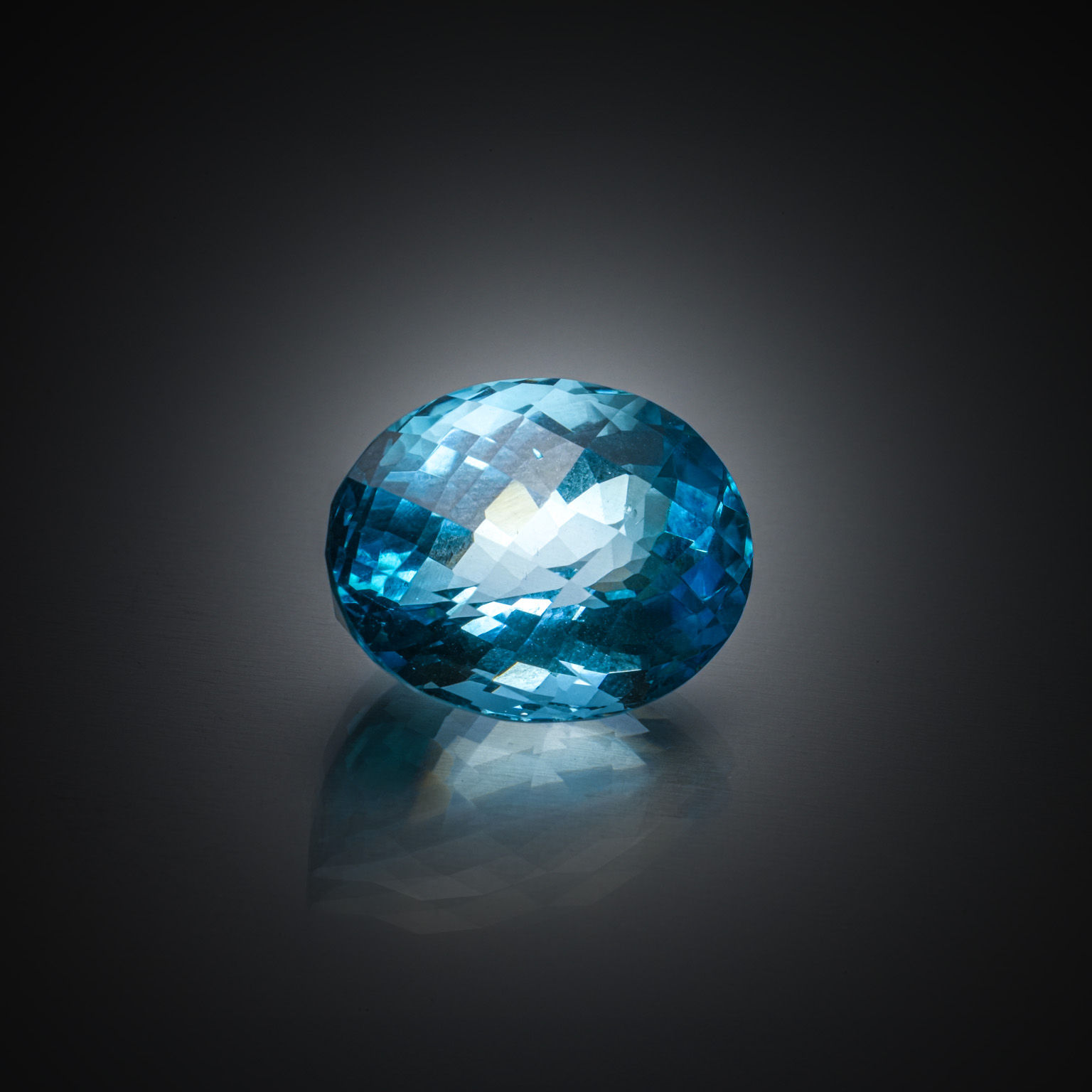 Calcédoine bleue ovale cabochon sur papier. - Lazuli