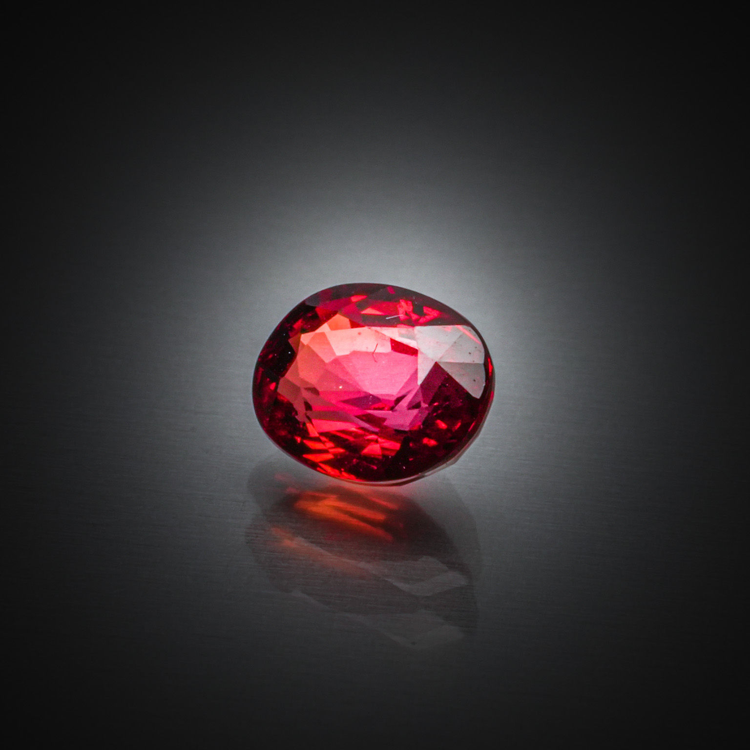 Saphir rouge/orange ovale sur papier. - Lazuli