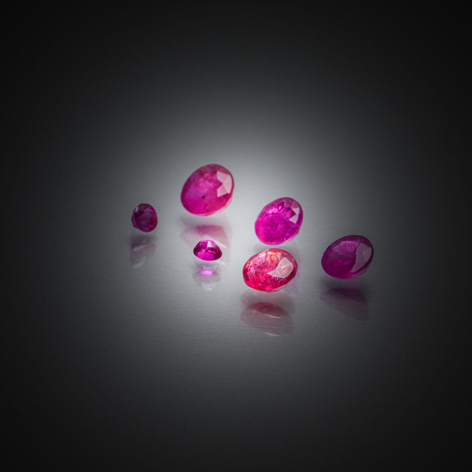 Saphir étoilé ovale cabochon sur papier. - Lazuli