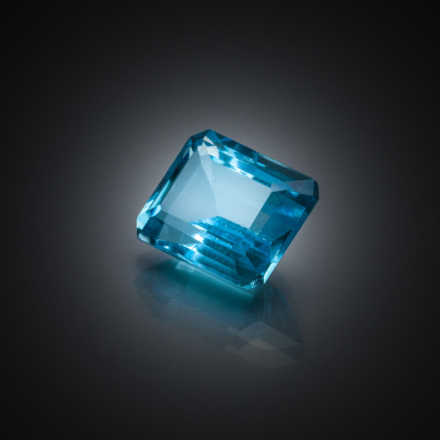 Calcédoine rose rectangulaire à pans vifs sur papier. - Lazuli