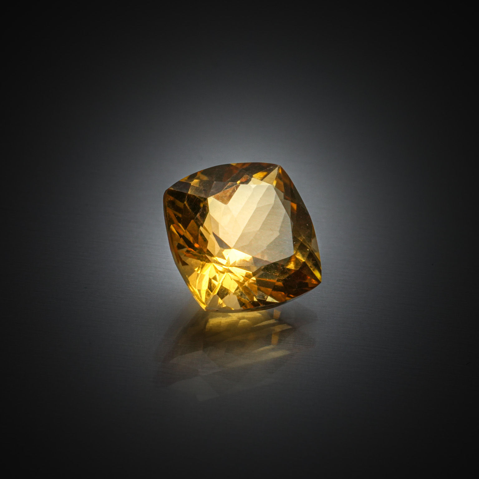 Saphir rouge/orange ovale sur papier. - Lazuli