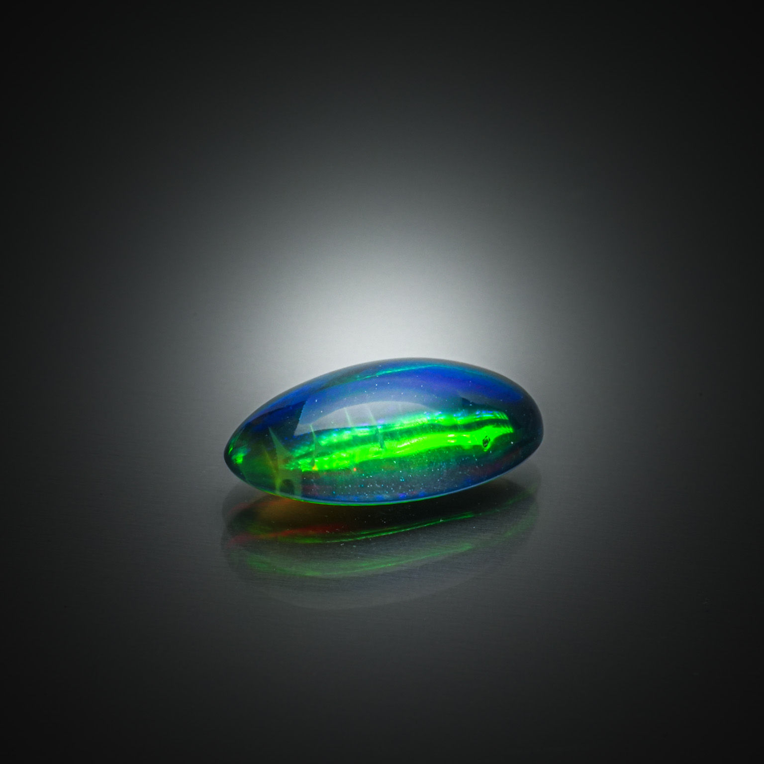 Topaze mystique rectangulaire concave sur papier. - Lazuli