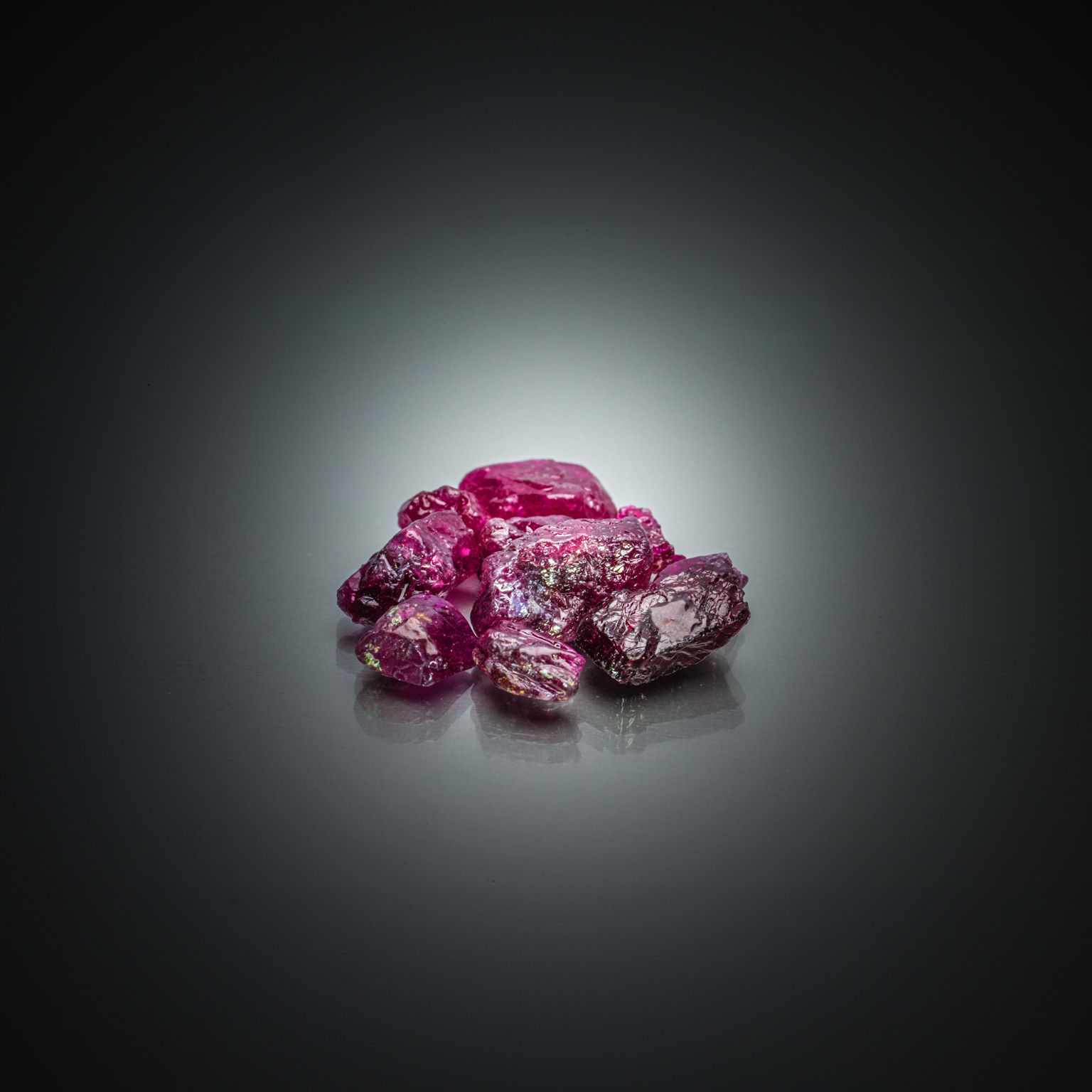 Tanzanite ovale cabochon sur papier. - Lazuli