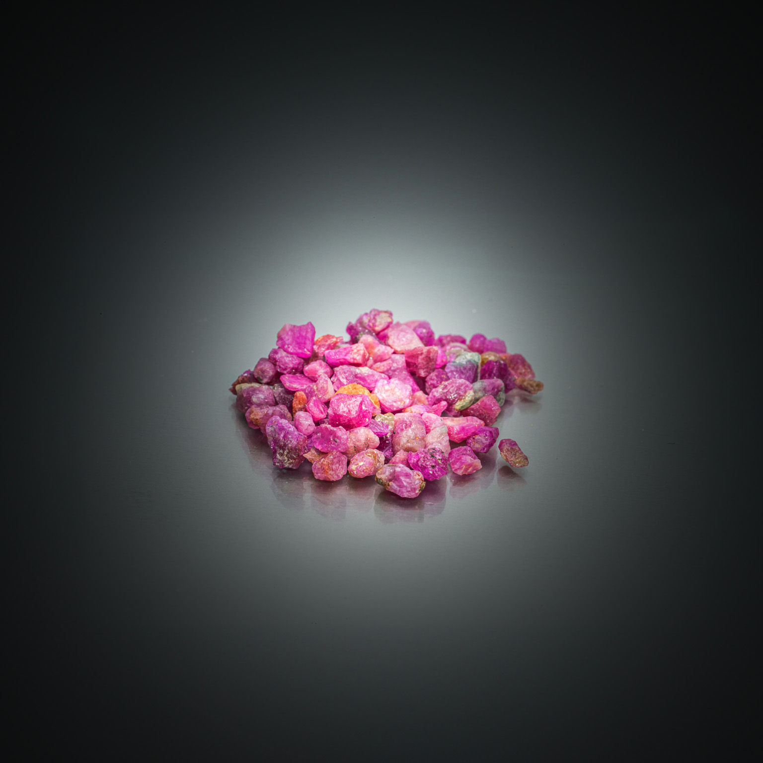 Opale ovale cabochon sur papier. - Lazuli