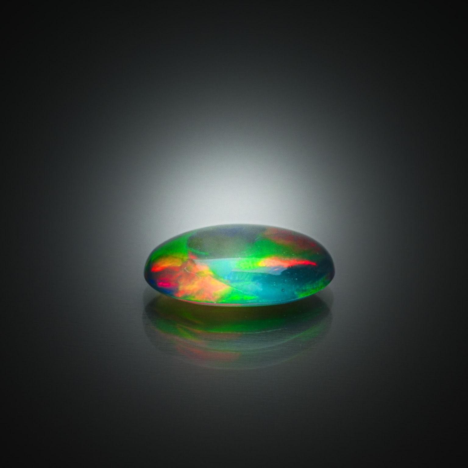 Topaze bleue (Swiss Blue) hexagonale sur papier. - Lazuli