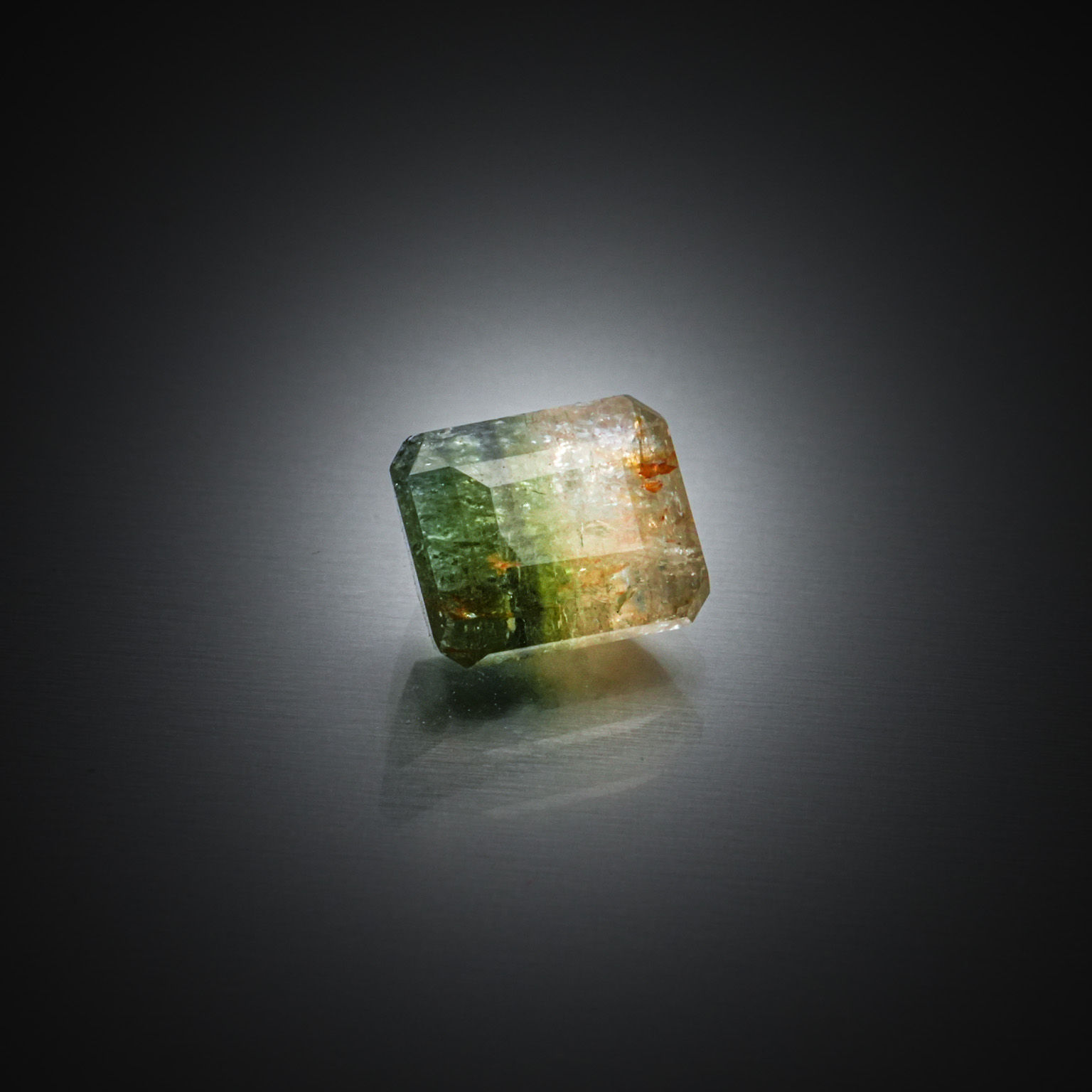 Zircon bleu rectangulaire à pans coupés sur papier. - Lazuli