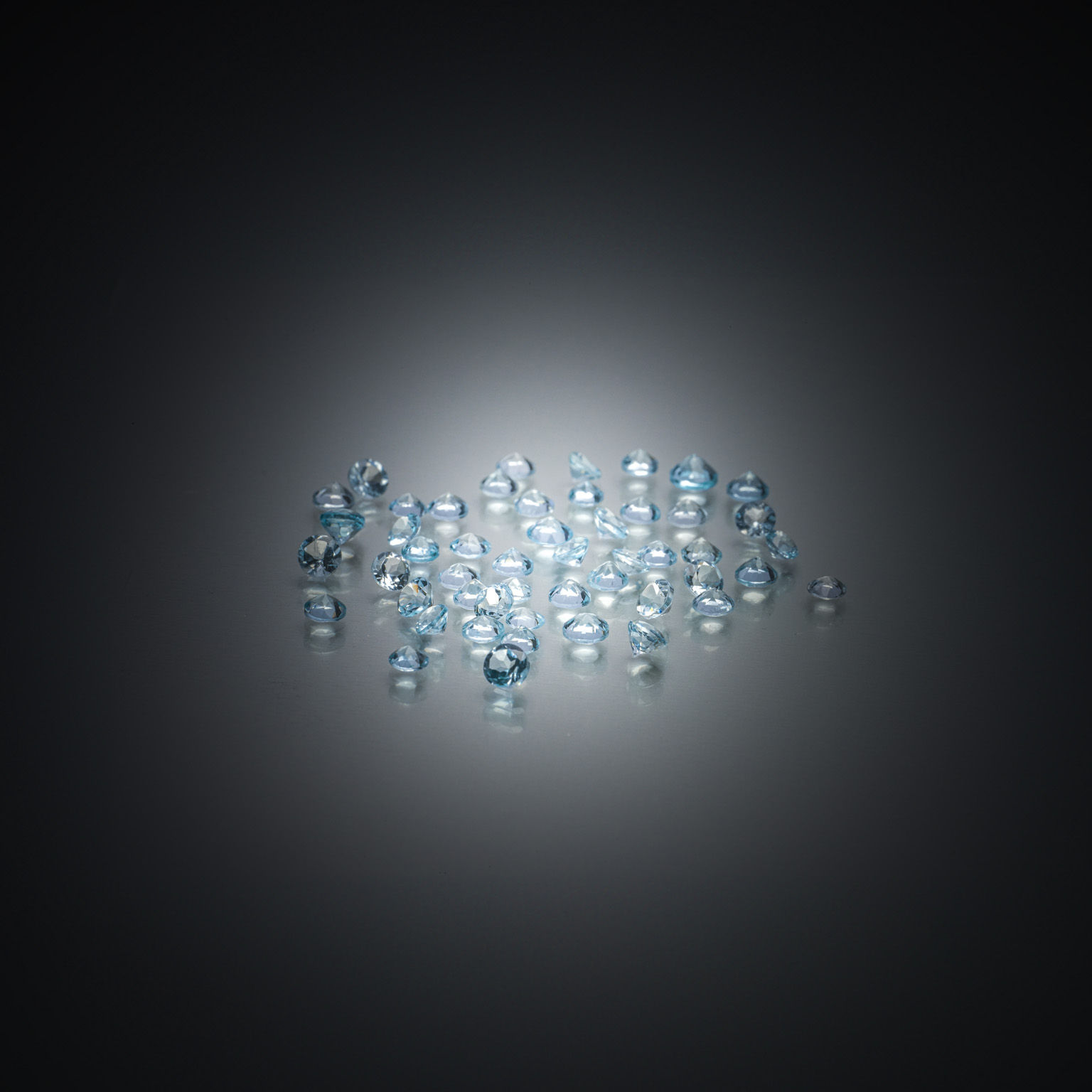 Opale noire ovale cabochon sur papier. - Lazuli