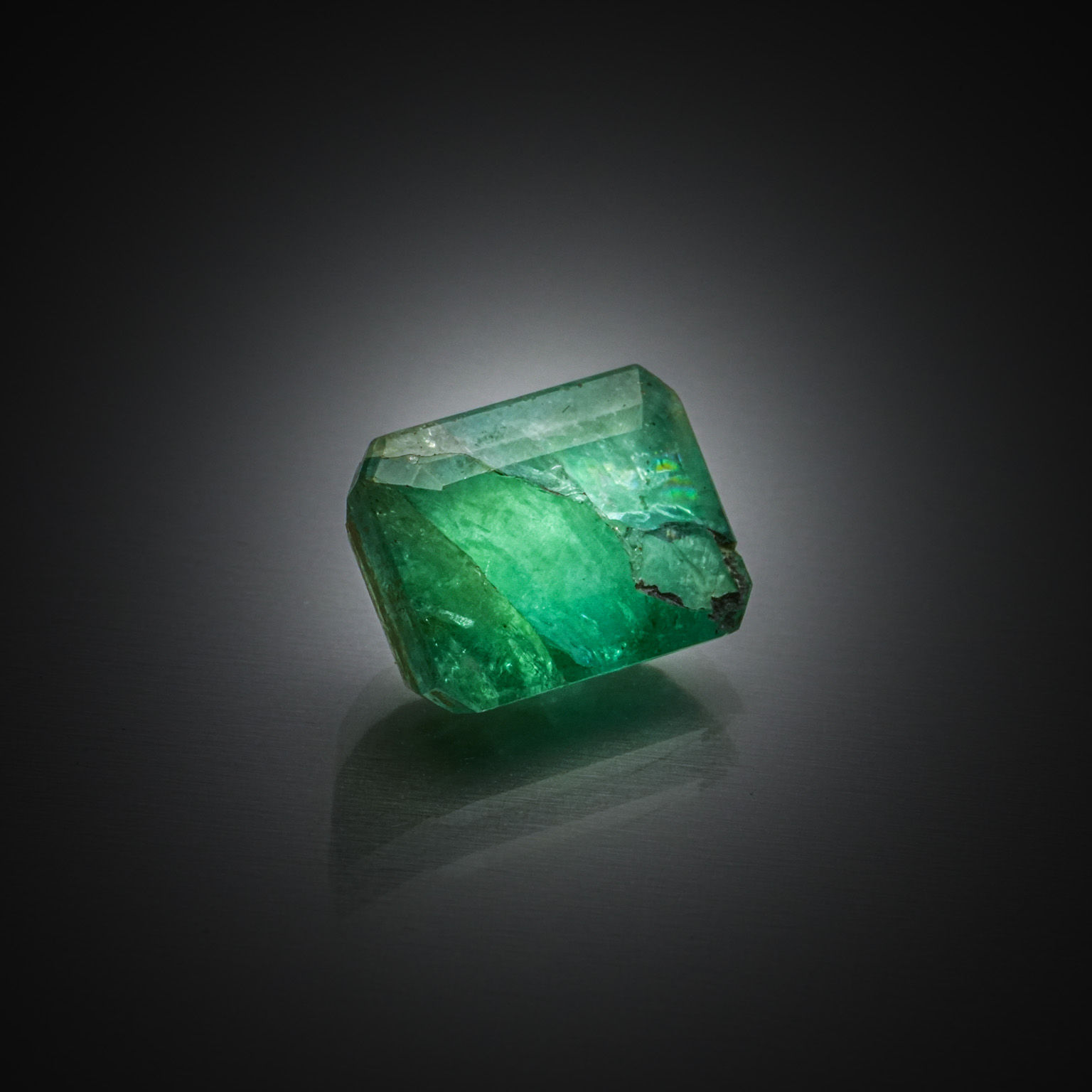 Lot de deux tourmalines roses brutes sur papier. - Lazuli