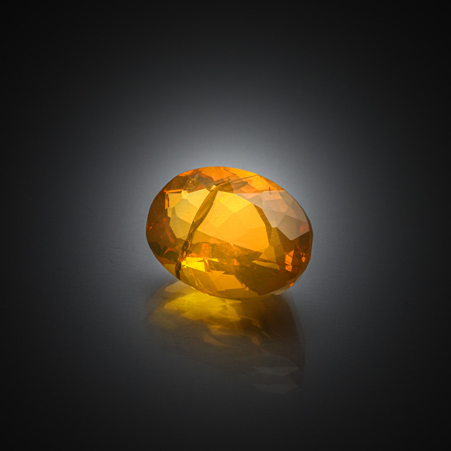 Emeraude rectangulaire à pans coupés sur papier. - Lazuli