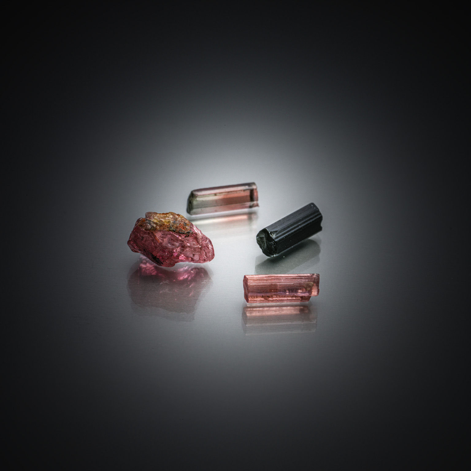 Appairage de sphènes jaunes ovales sur papier. - Lazuli