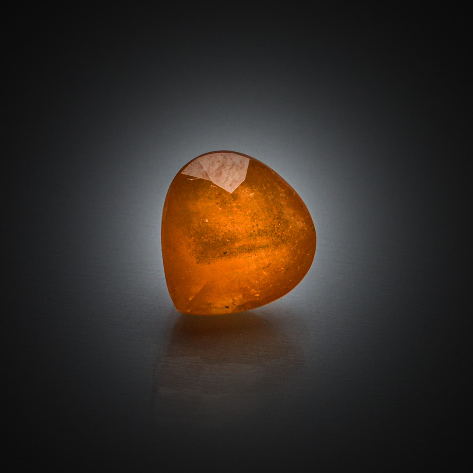 Quartz ovale cabochon sur papier. - Lazuli