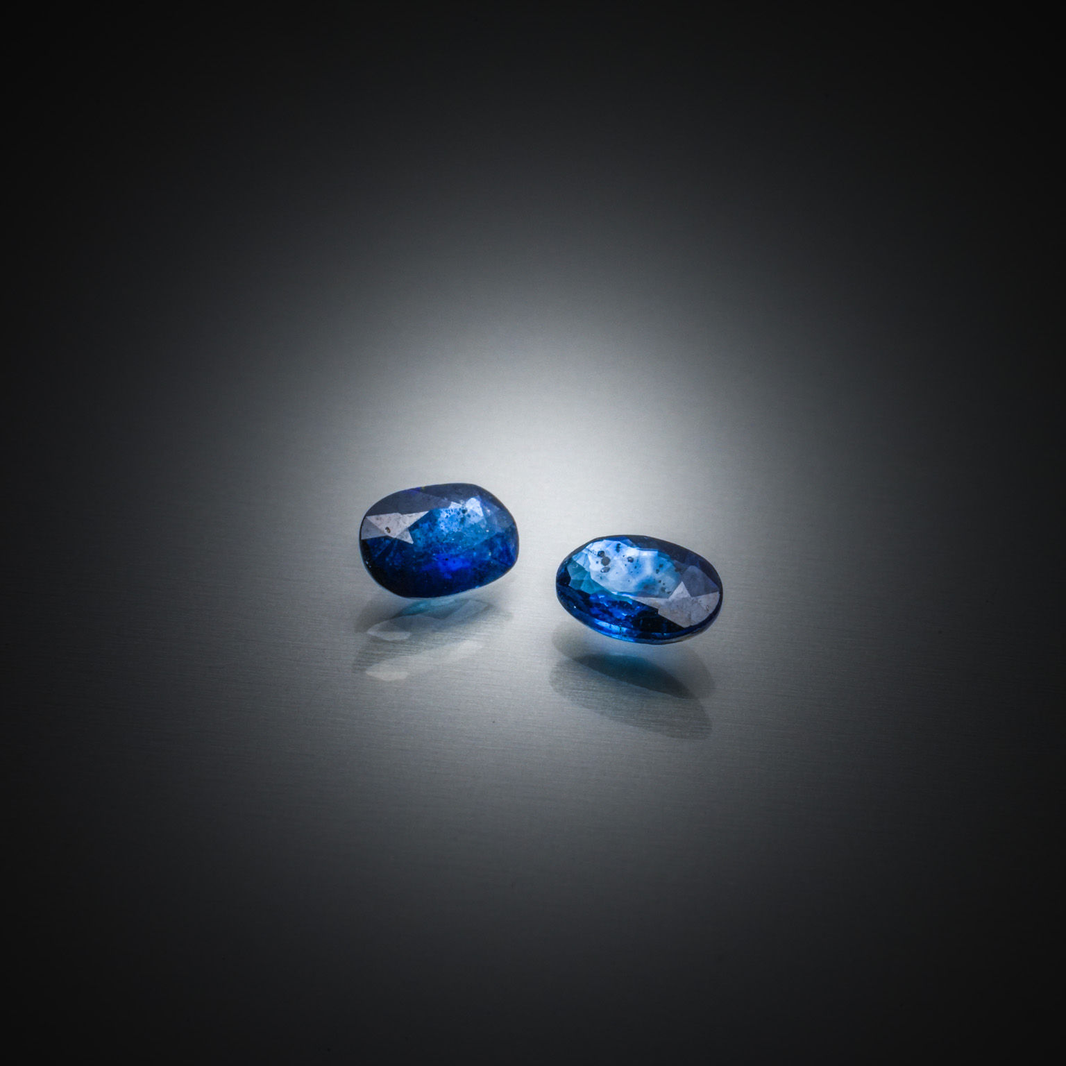 Topaze impériale ovale sur papier. - Lazuli