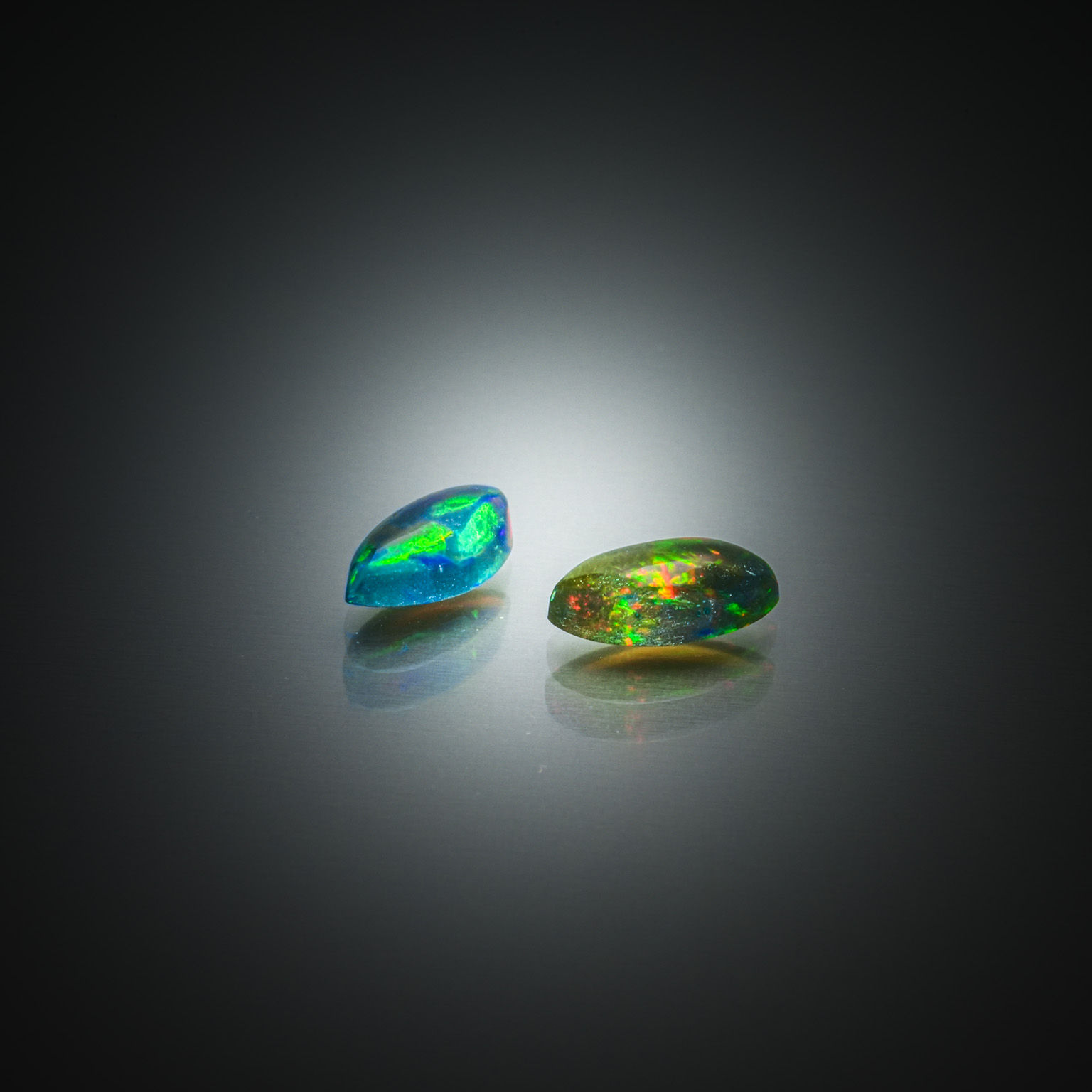 Topaze bleue (London Blue) ovale sur papier. - Lazuli