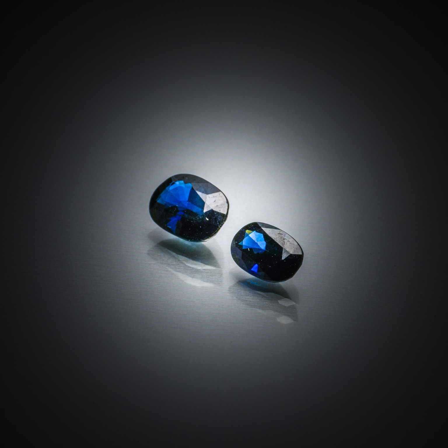 Grenat spessartite coussin sur papier. - Lazuli