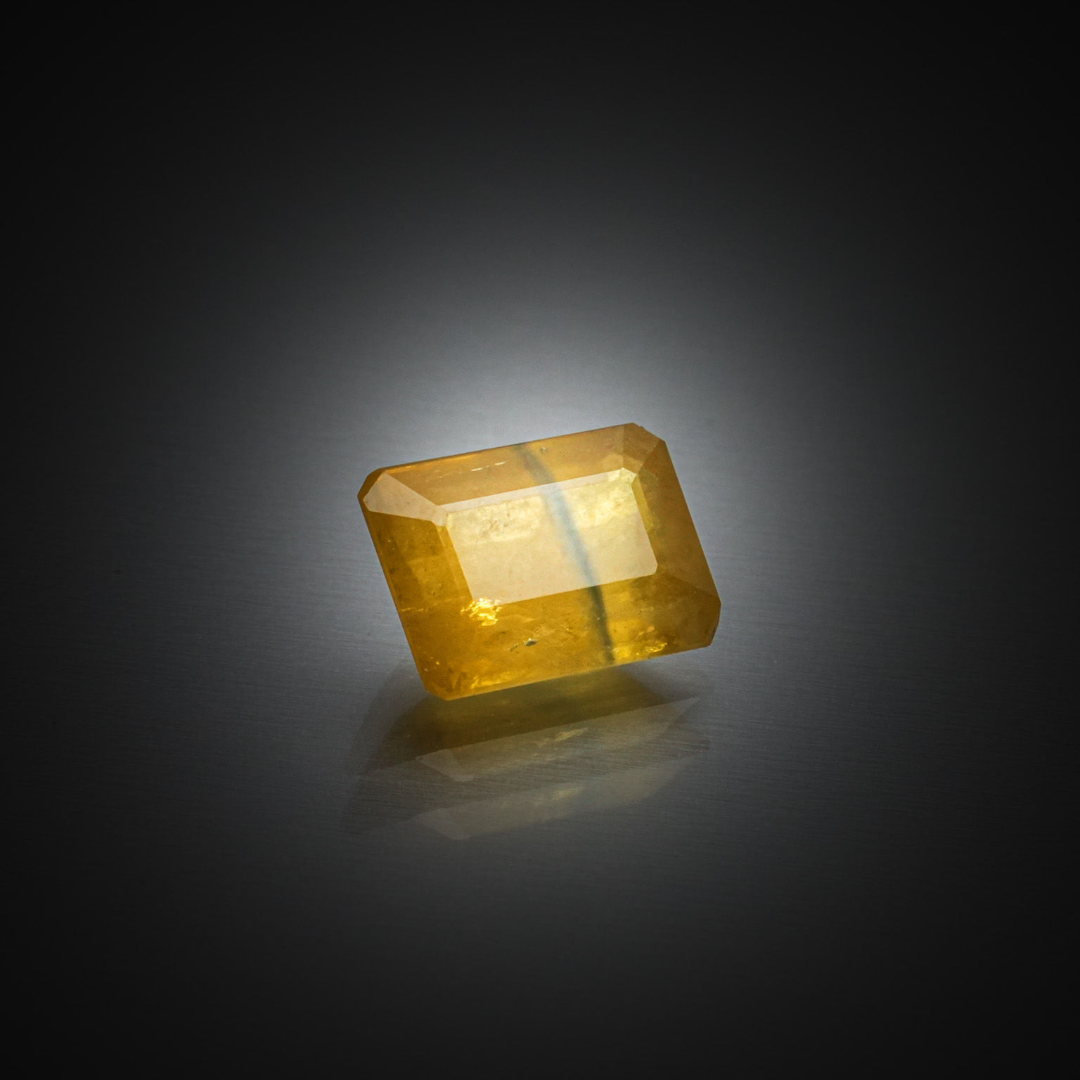 Apatite bleue ovale sur papier. - Lazuli