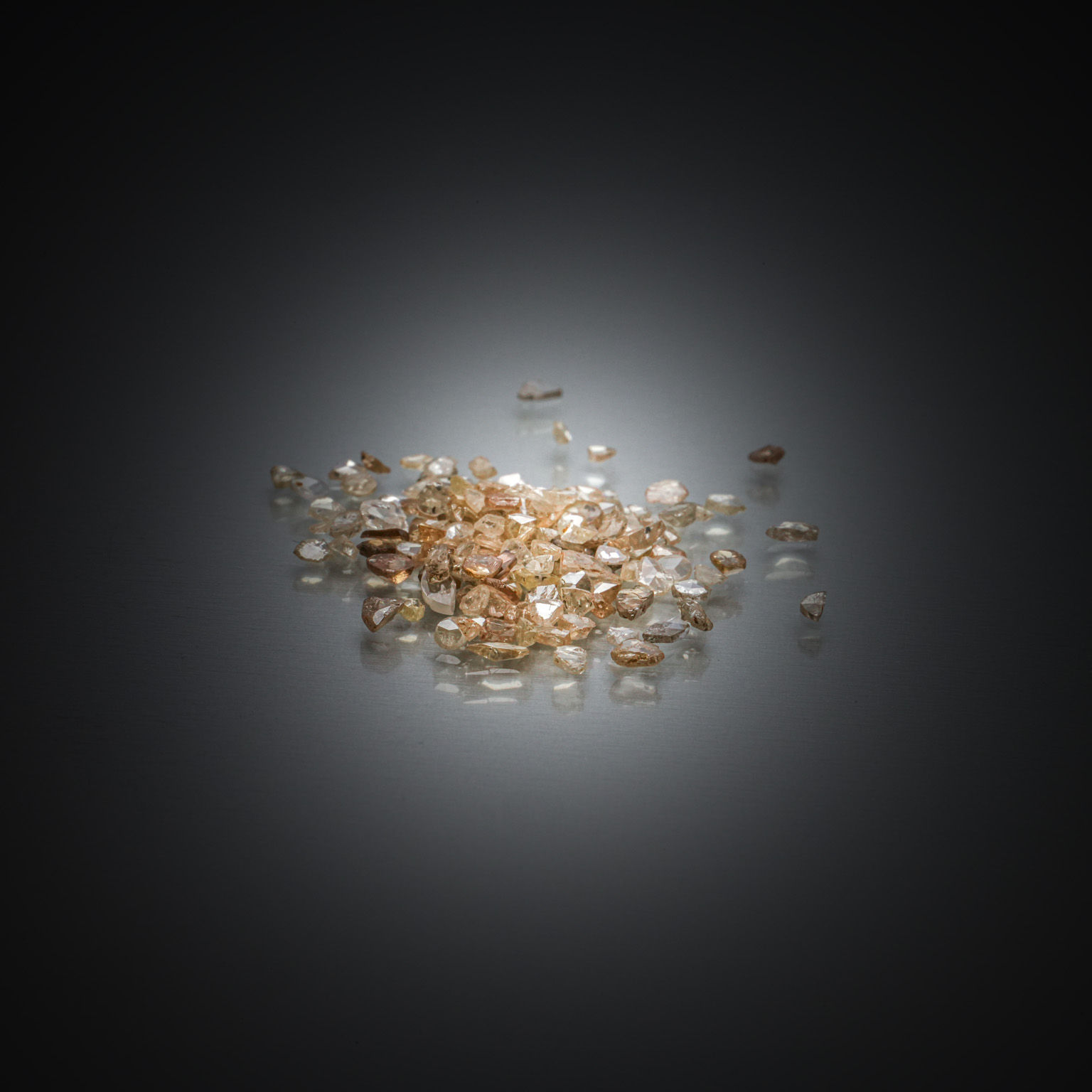 Topaze bleue (London Blue) ovale sur papier. - Lazuli