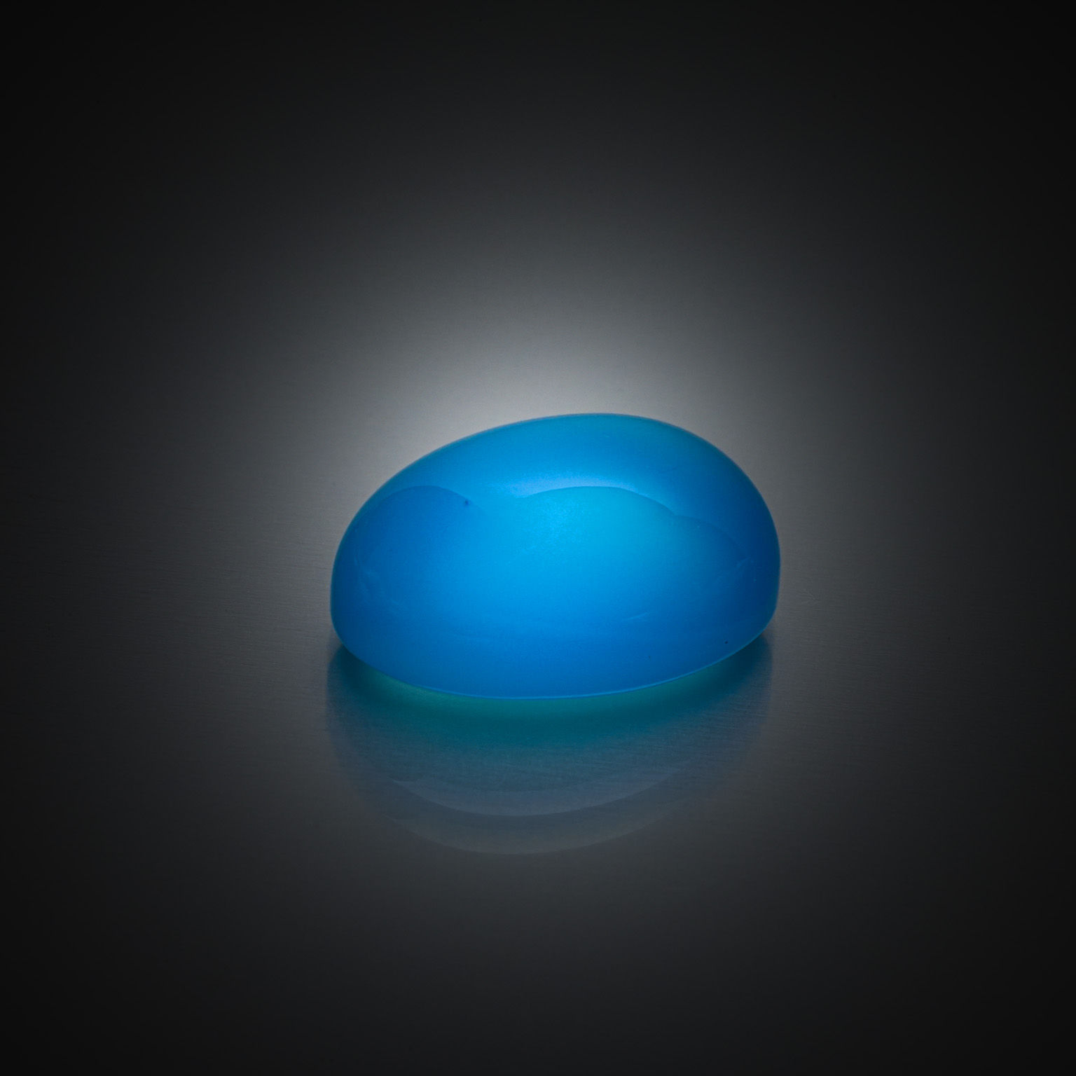 Calcédoine bleue ovale cabochon sur papier. - Lazuli