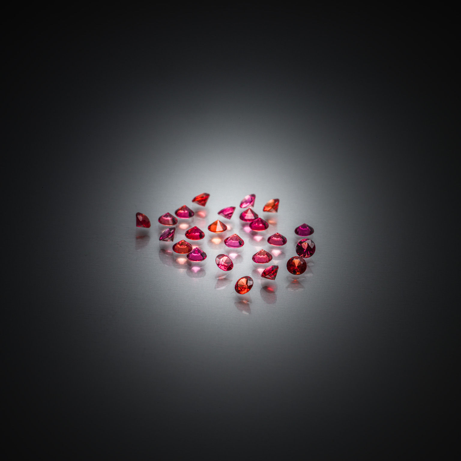 Quartz rose ovale cabochon sur papier. - Lazuli