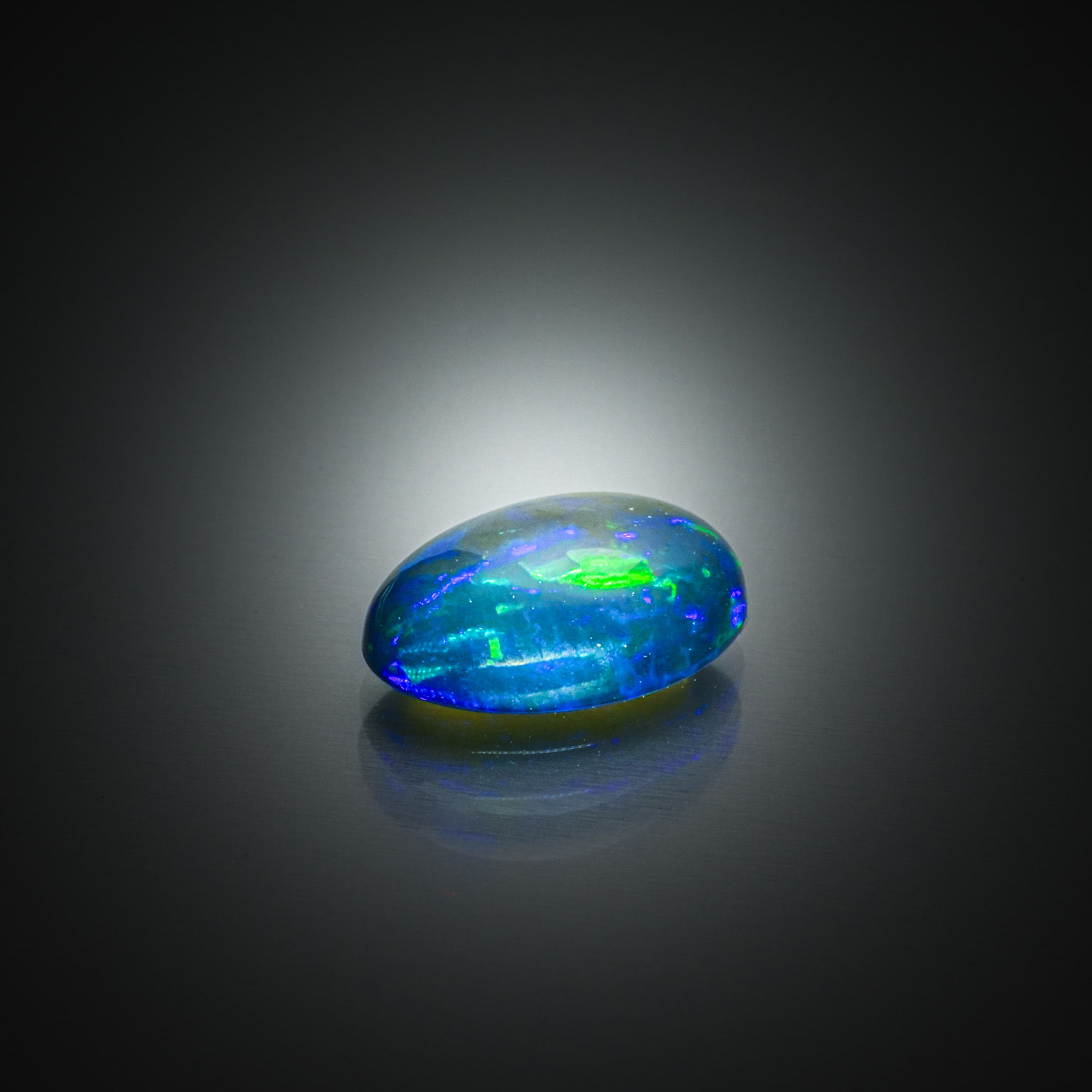 Péridot ovale sur papier. - Lazuli