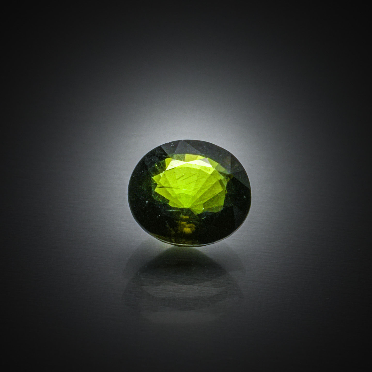 Zircon orange ovale sur papier. - Lazuli