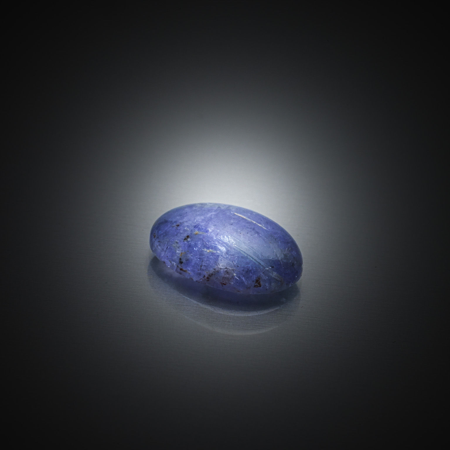 Améthyste poire concave sur papier. - Lazuli