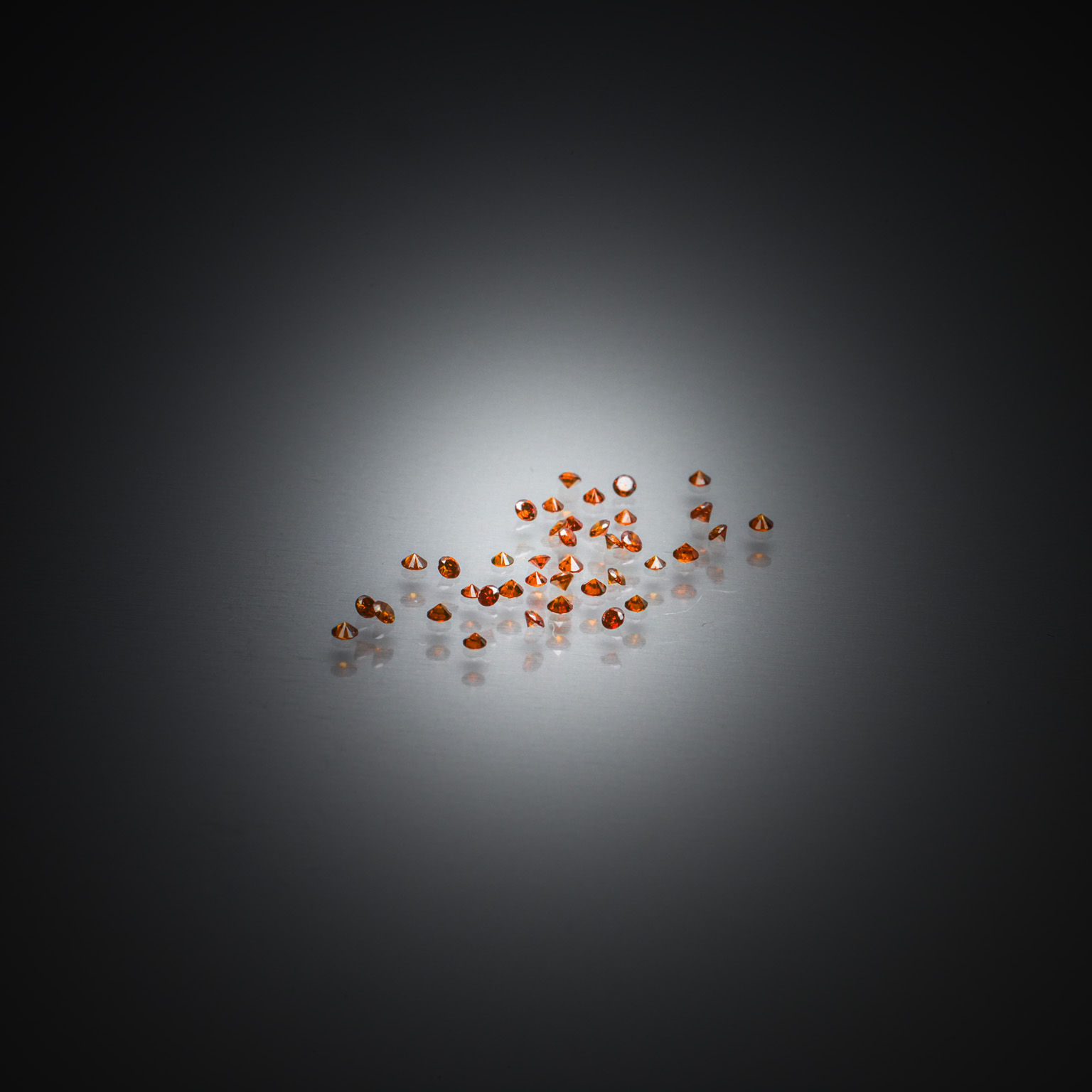 Lot de dix rubis bruts sur papier. - Lazuli