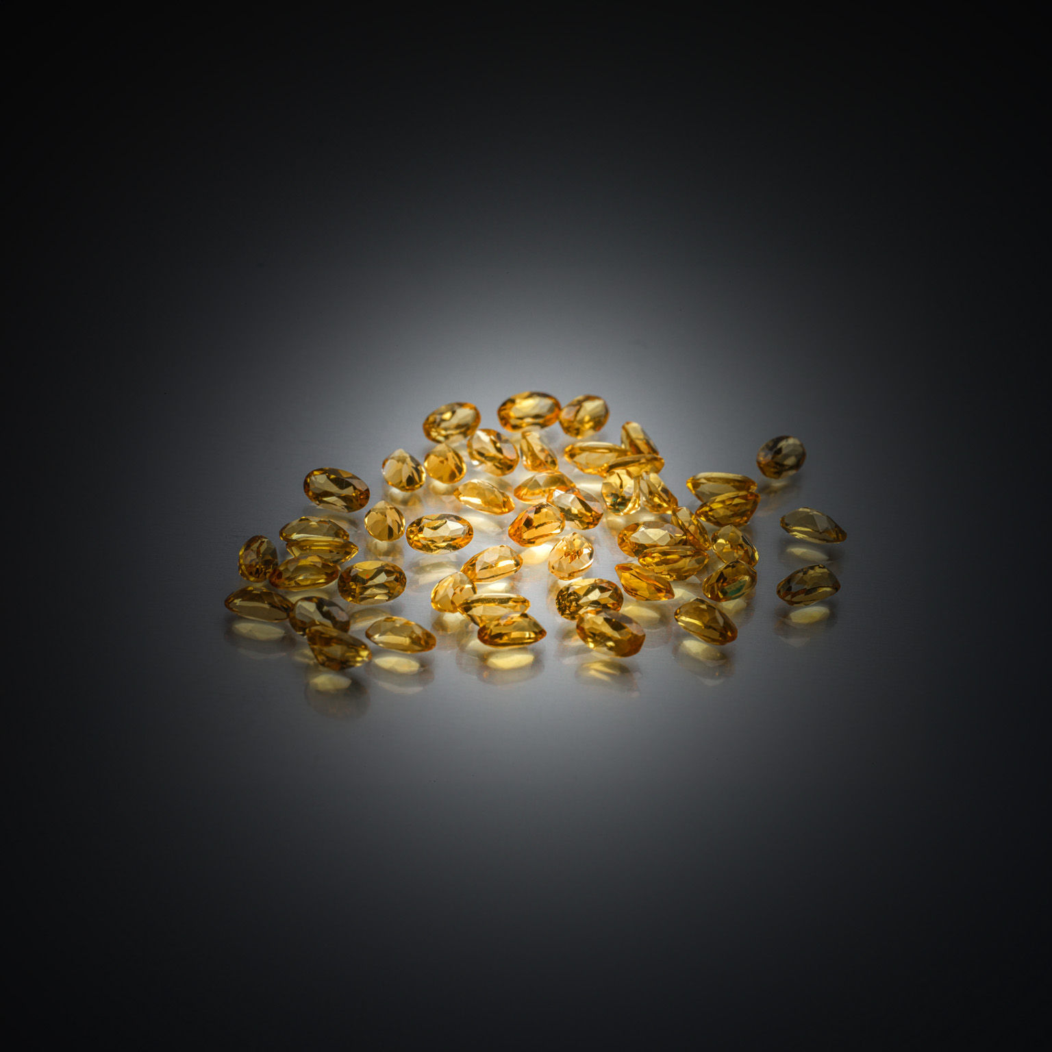 Saphir bicolore bleu/jaune ovale sur papier. - Lazuli