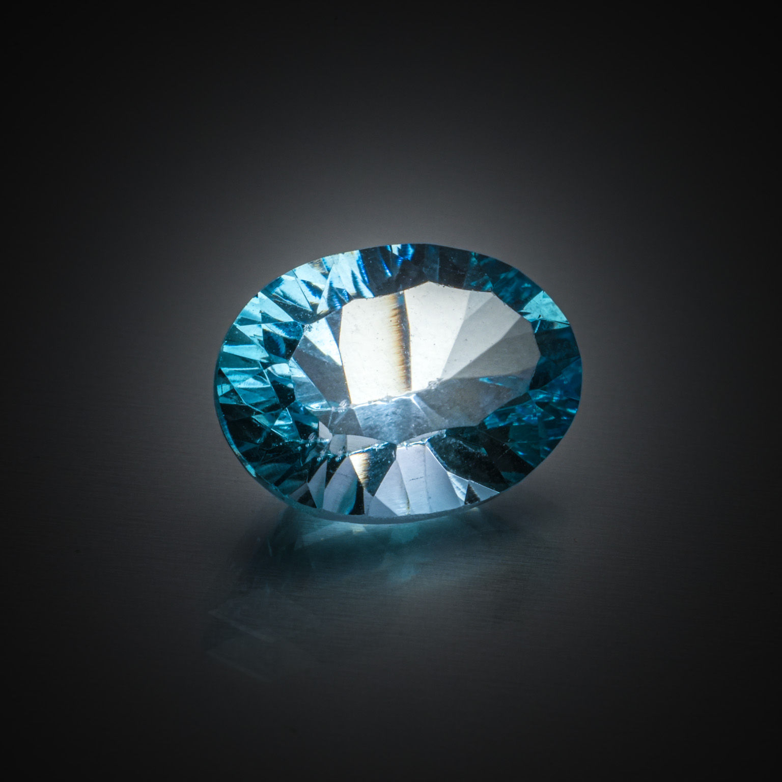 Opale noire ovale cabochon sur papier. - Lazuli