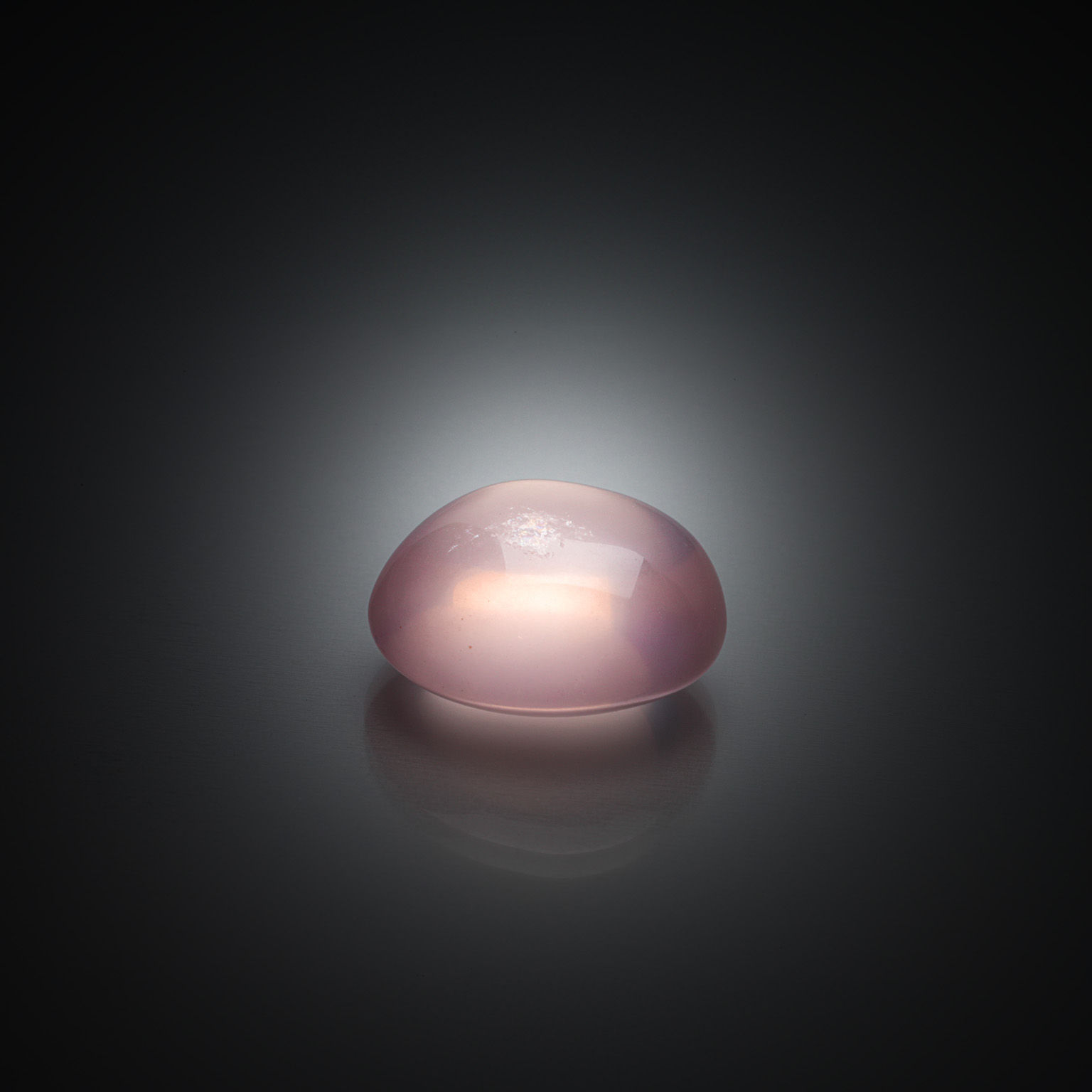 Quartz rose ovale cabochon sur papier. - Lazuli