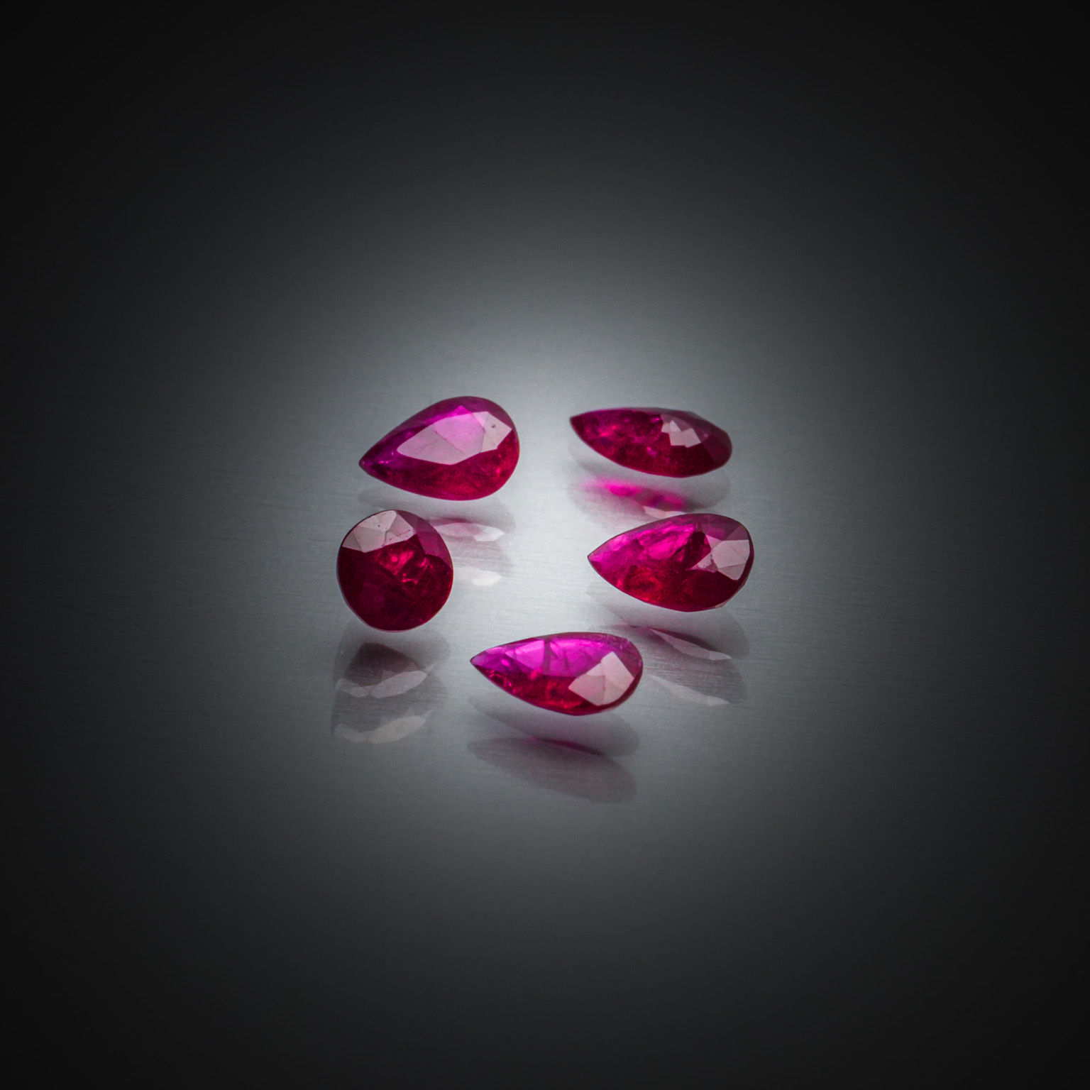 Lot de six saphirs verts kite sur papier. - Lazuli