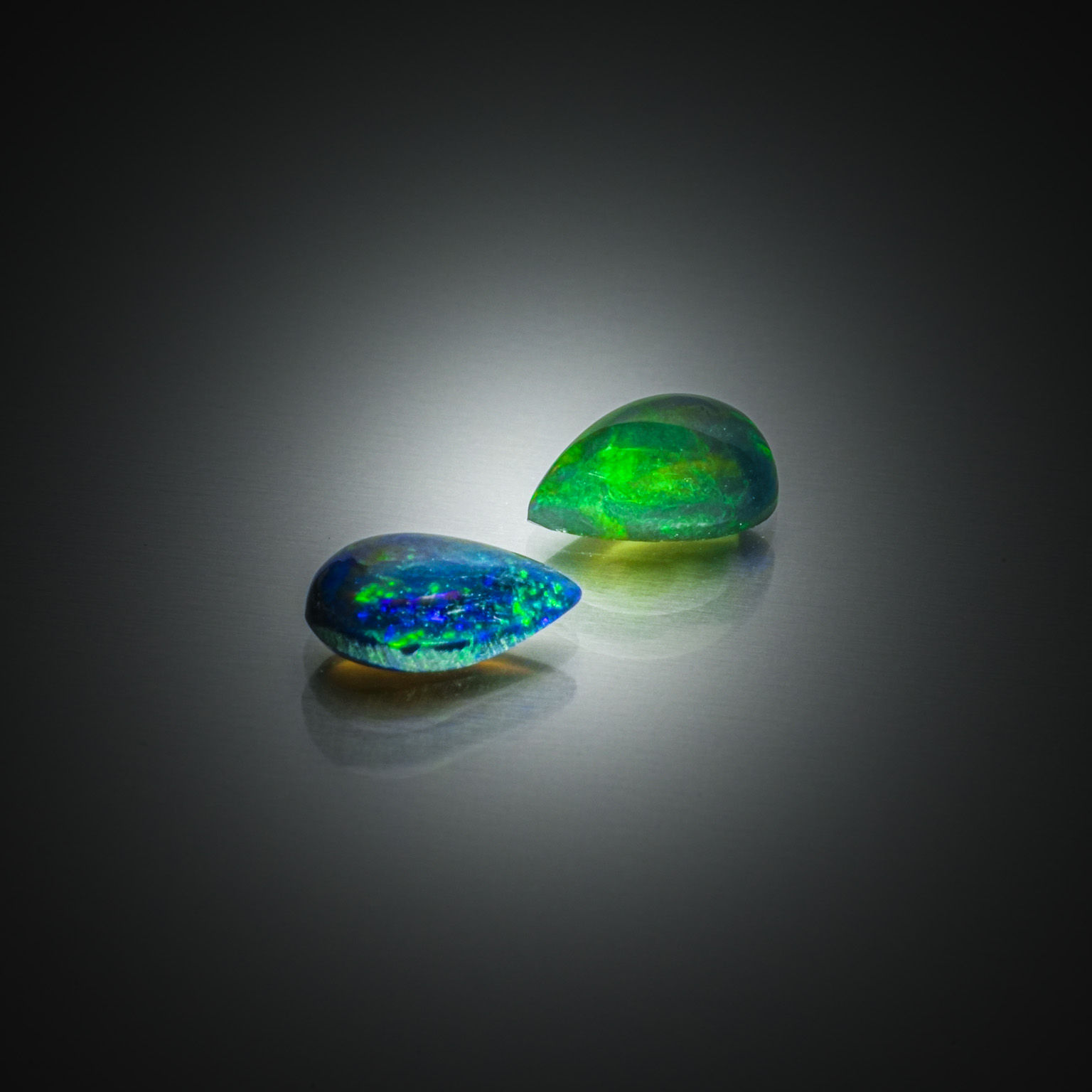 Appairage d&rsquo;apatites rondes cabochons sur papier. - Lazuli