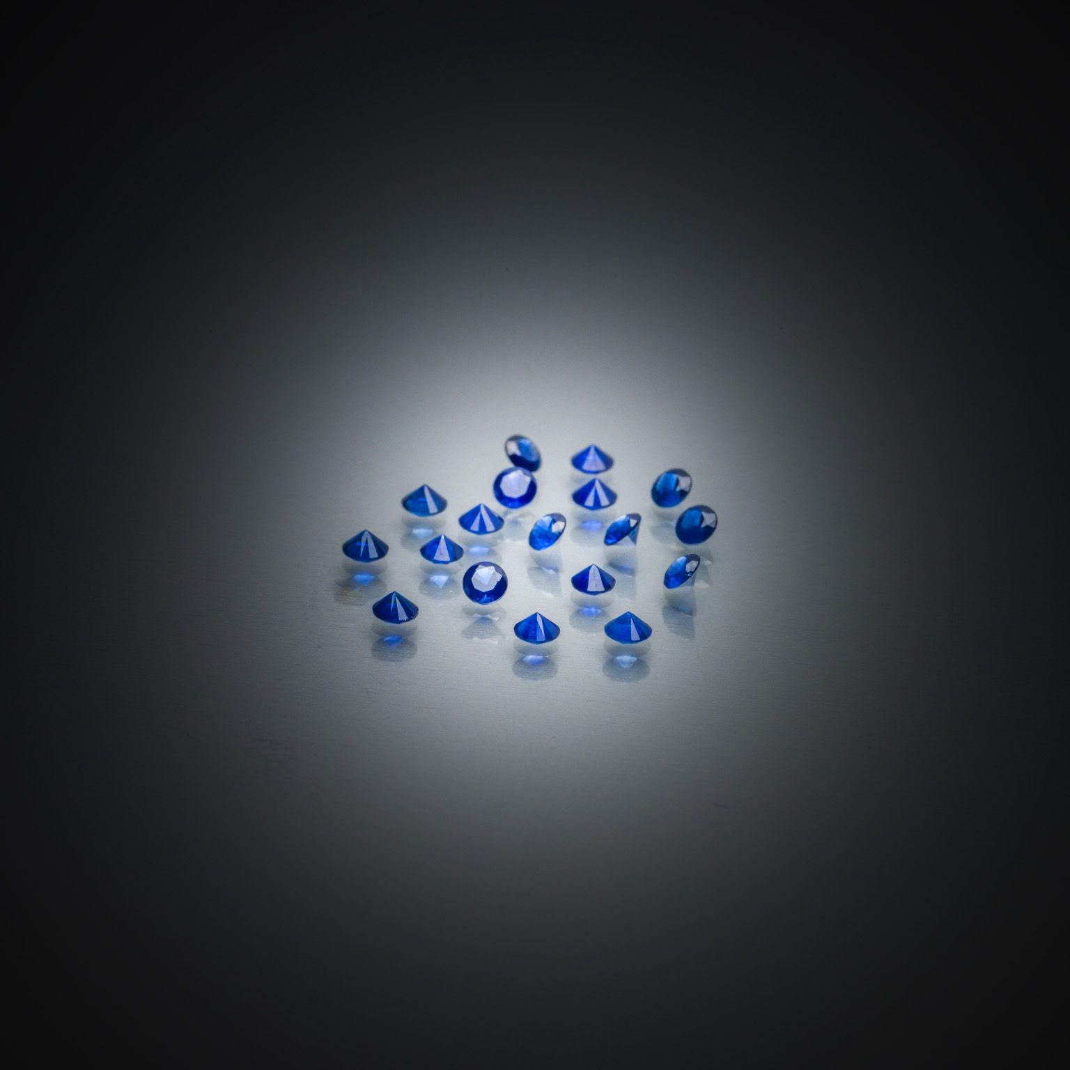 Lot de six saphirs jaunes et orange baguettes sur papier. - Lazuli