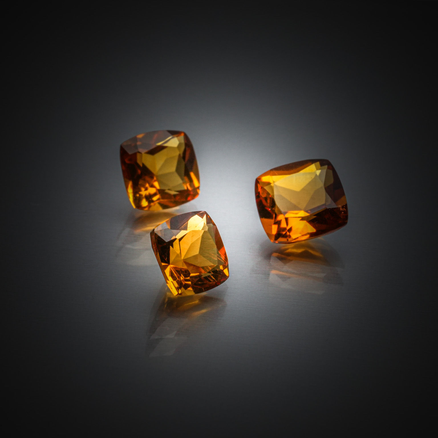 Quartz rose ovale cabochon sur papier. - Lazuli