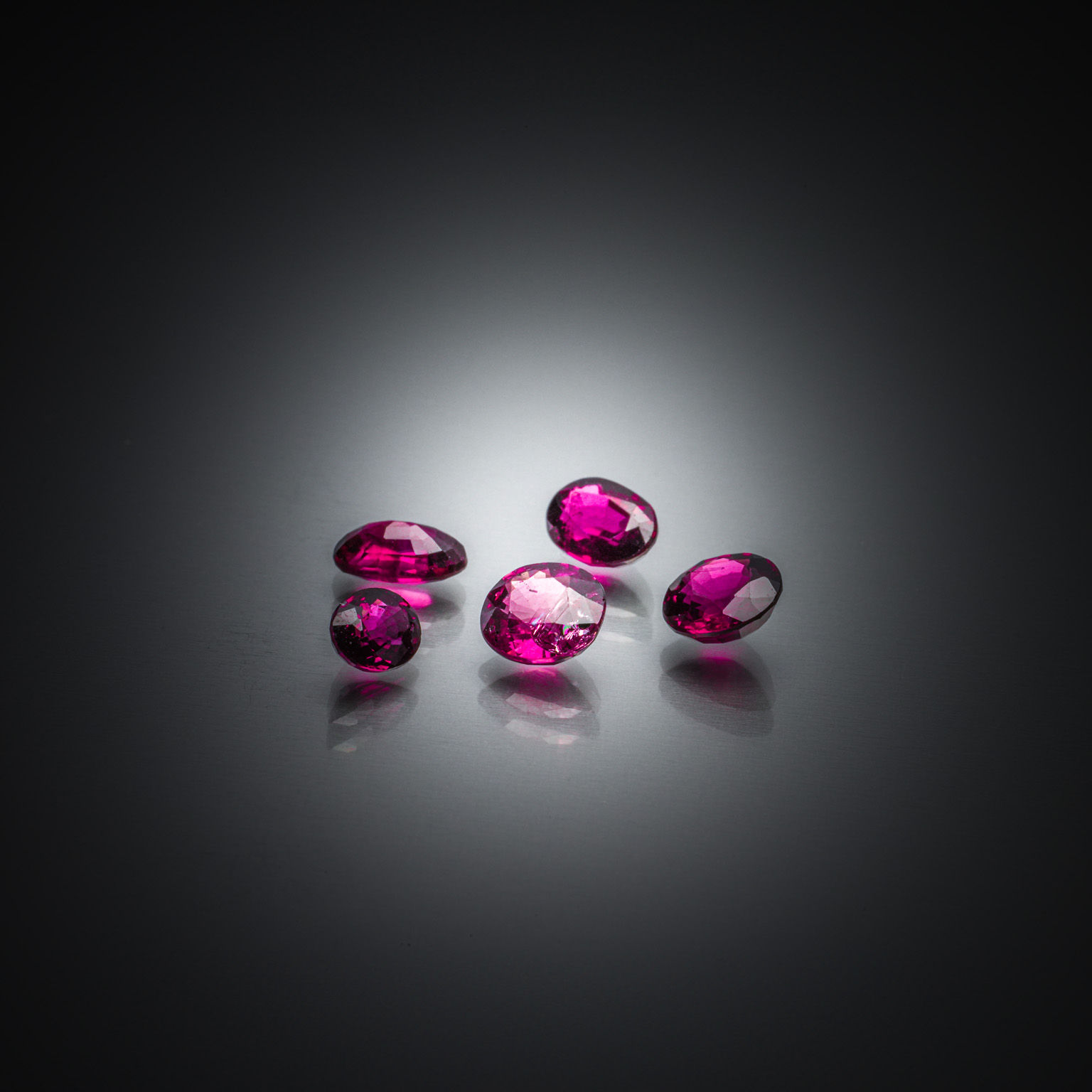 Opale poire cabochon sur papier. - Lazuli