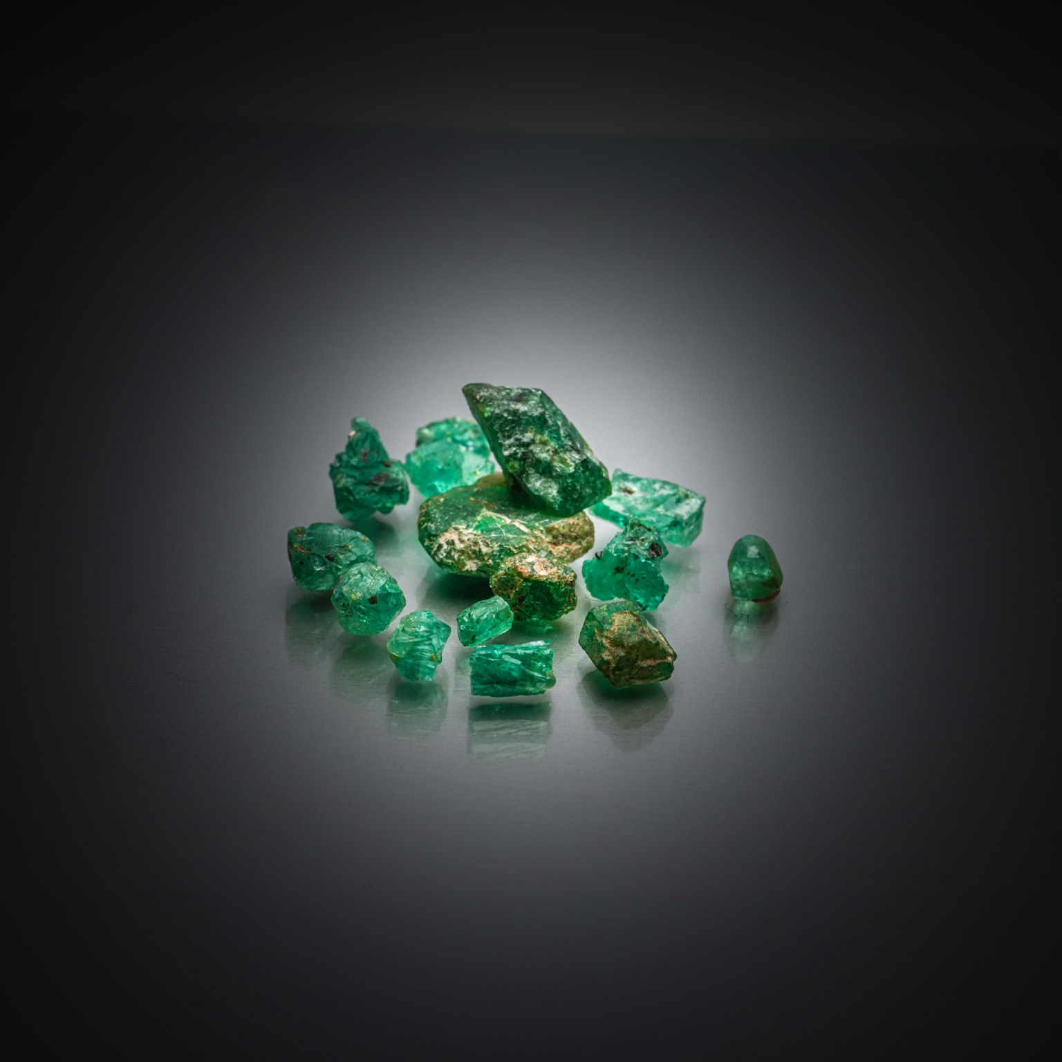 Opale noire ovale cabochon sur papier. - Lazuli