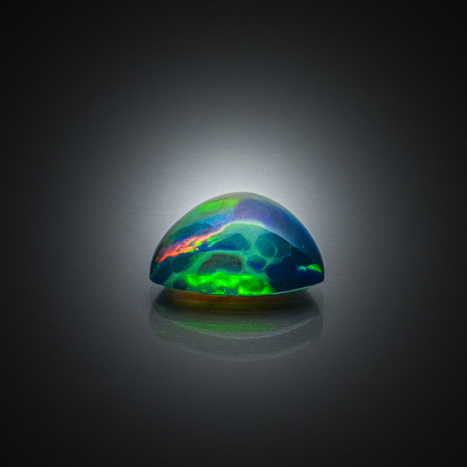 Lot de spinelles noirs sur papier. - Lazuli