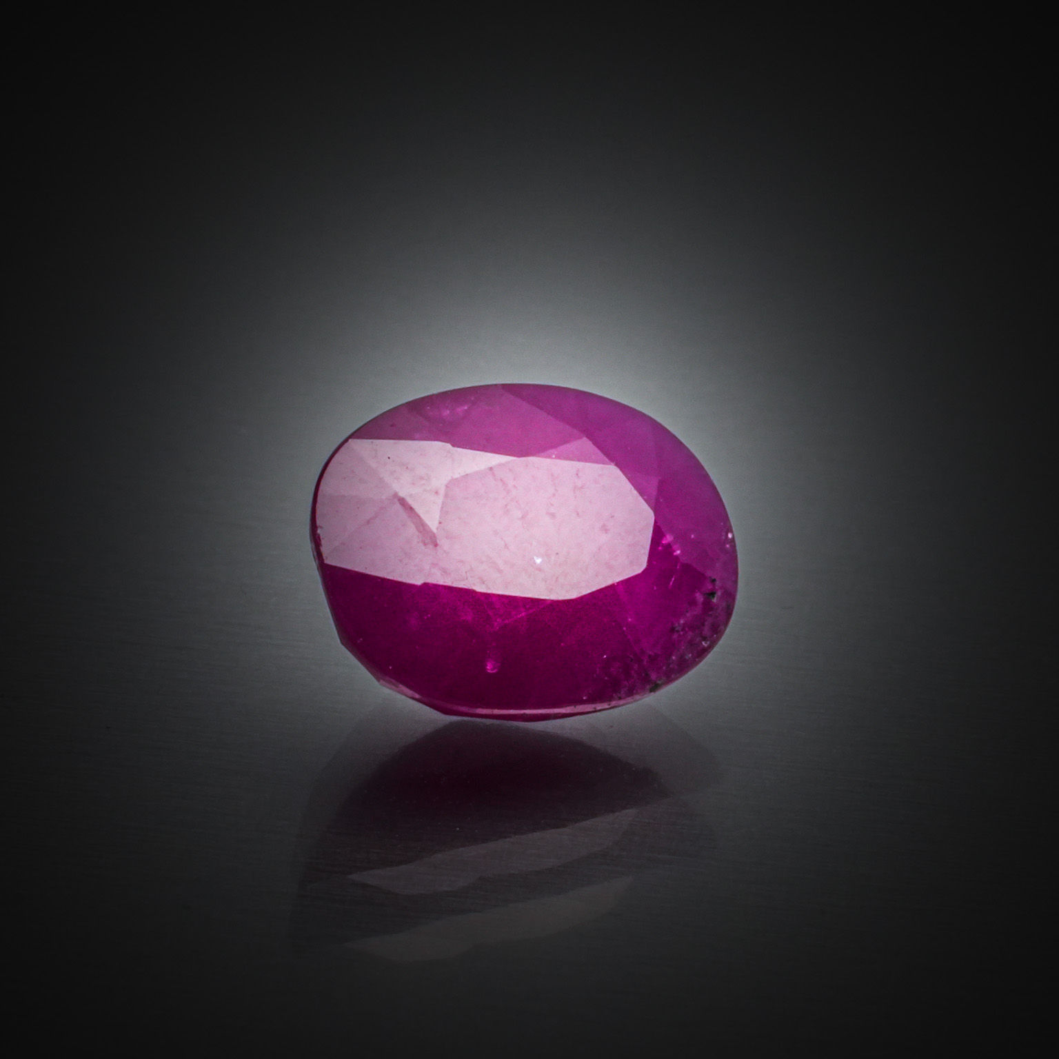 Rubis ovale sur papier. - Lazuli