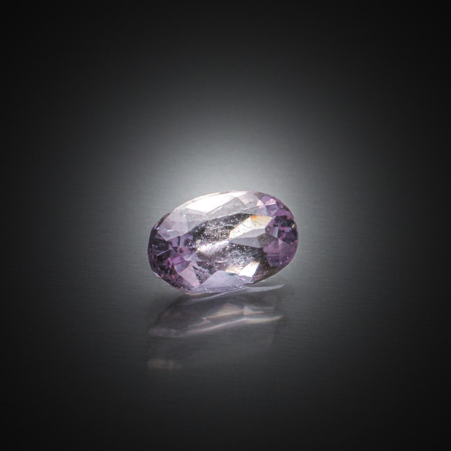 Prehnite ovale cabochon sur papier. - Lazuli