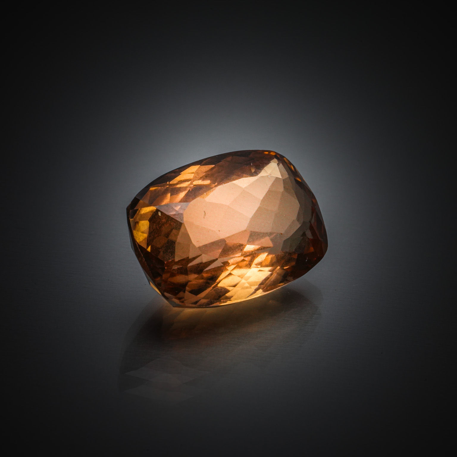 Grenat spessartite brut sur papier. - Lazuli