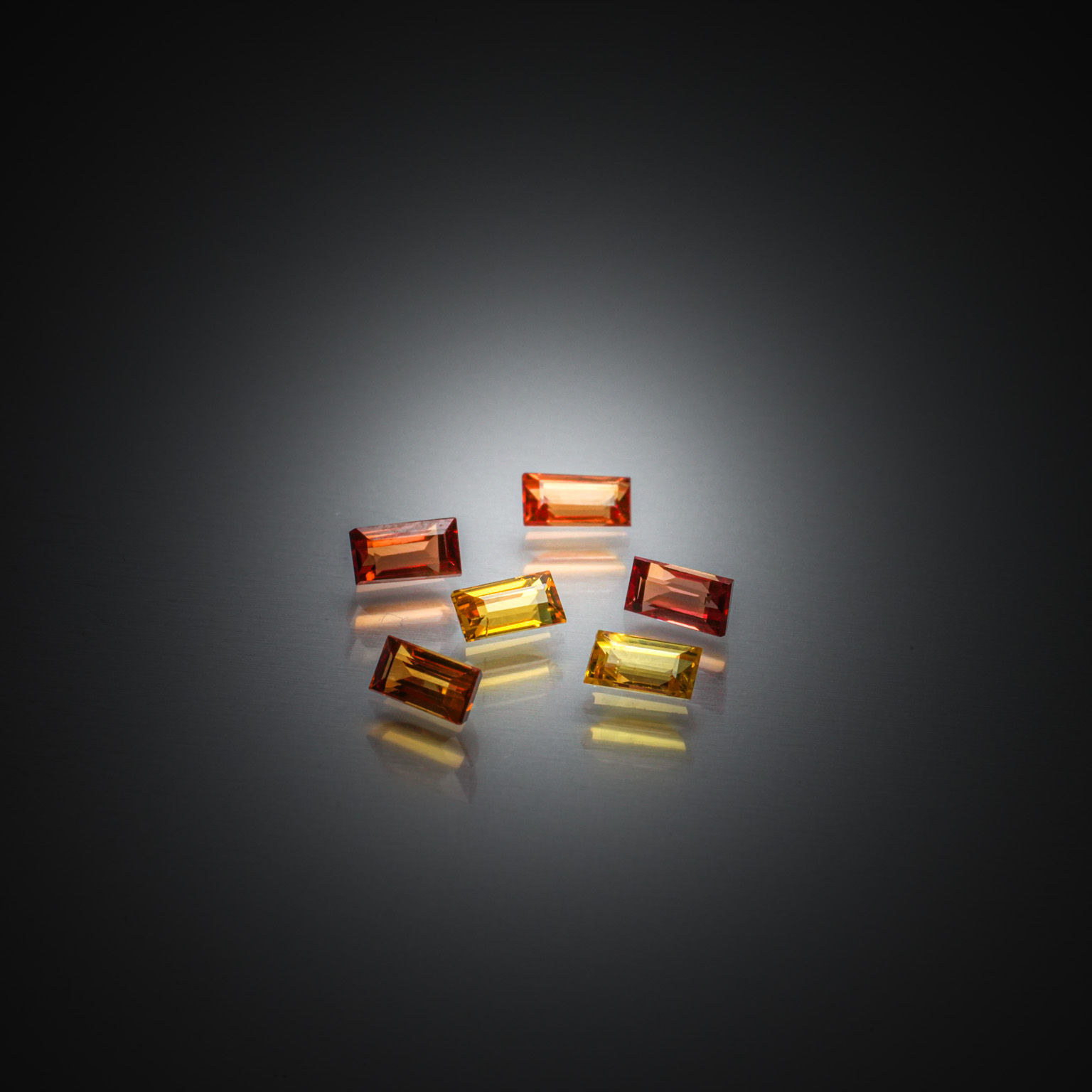 Lot de six saphirs verts kite sur papier. - Lazuli