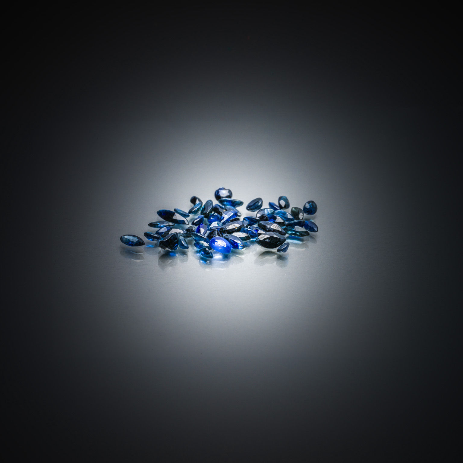 Appairage de saphirs ovales sur papier. - Lazuli