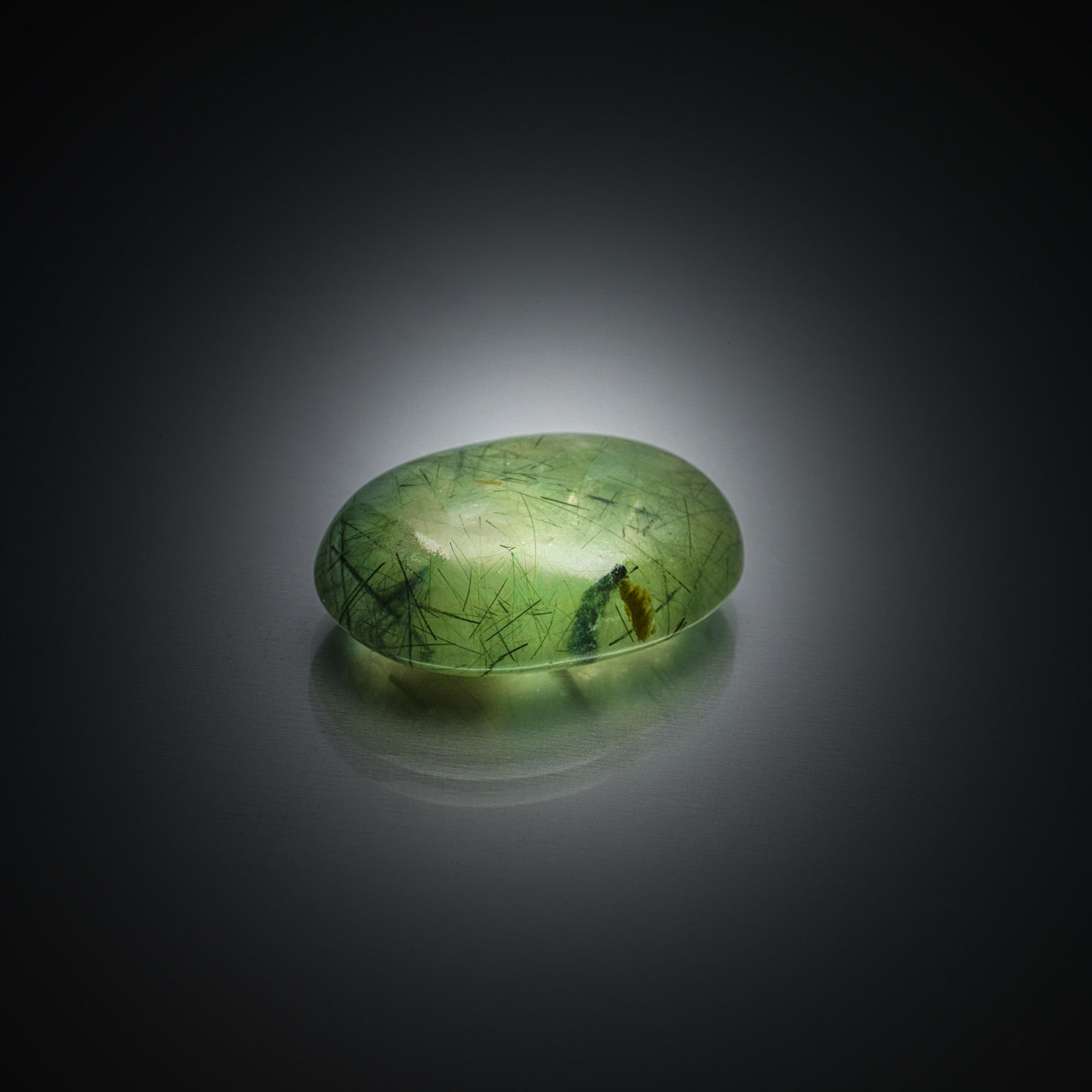 Saphir étoilé ovale cabochon sur papier. - Lazuli