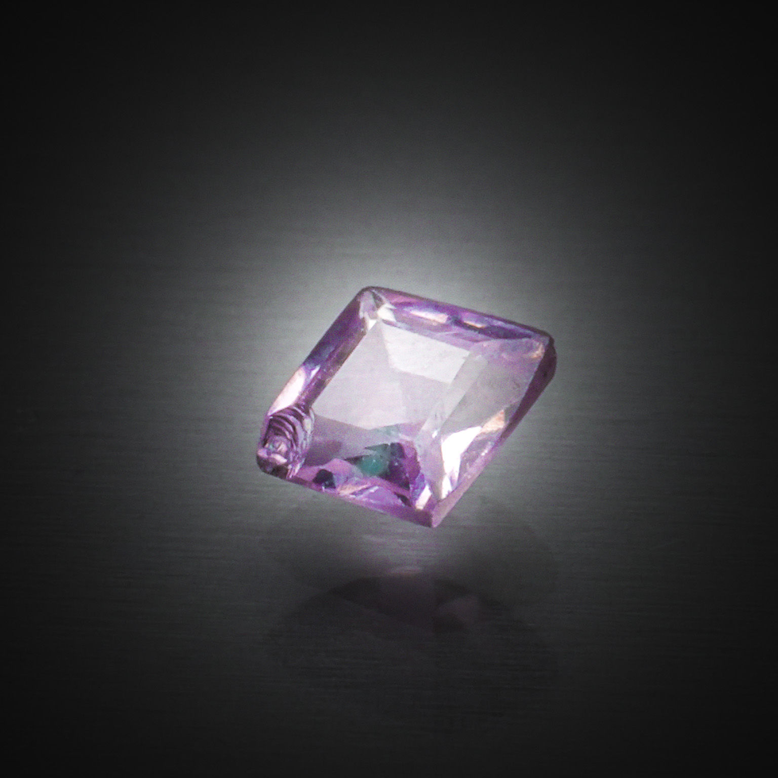 Saphir poire sur papier. - Lazuli