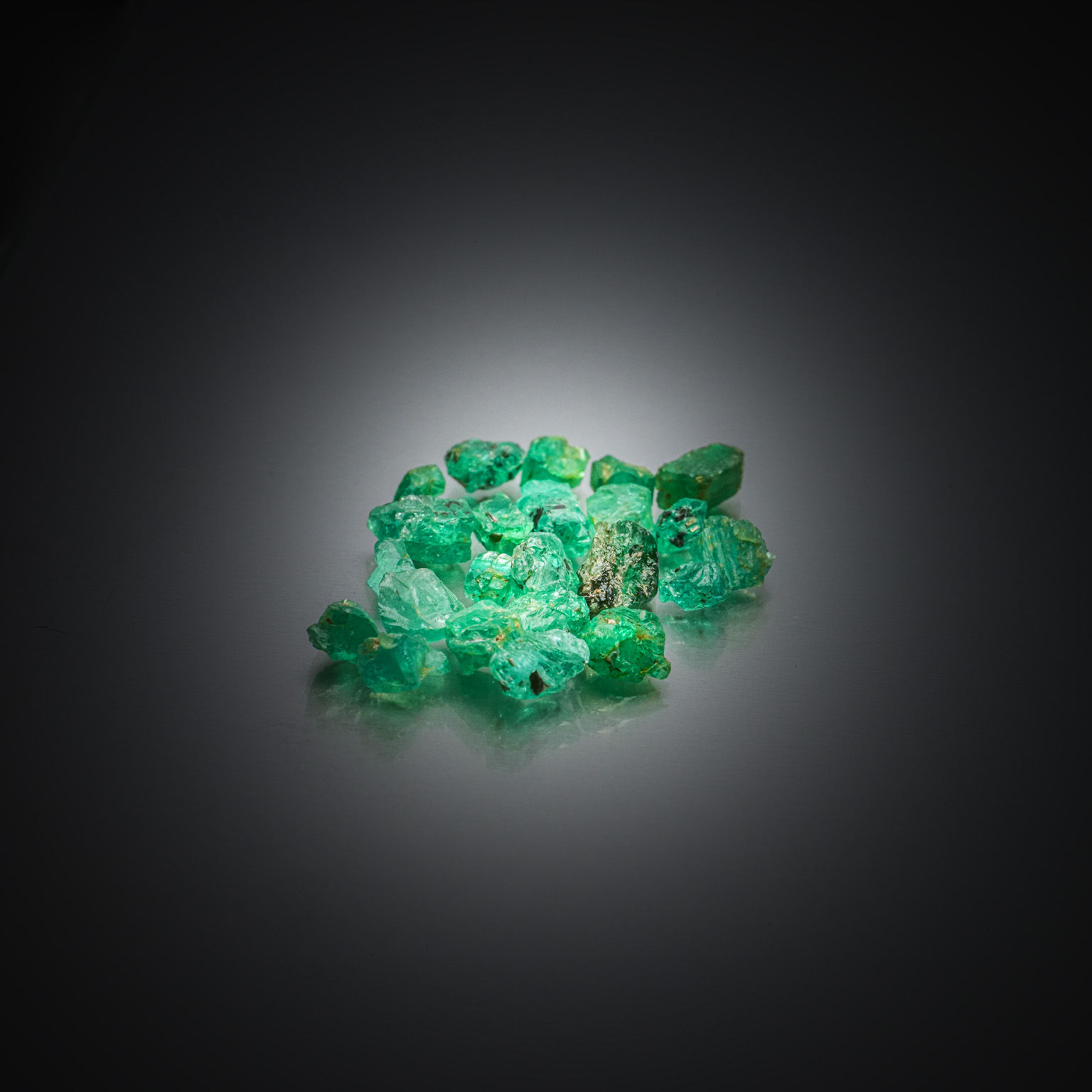 Opale noire ovale cabochon sur papier. - Lazuli