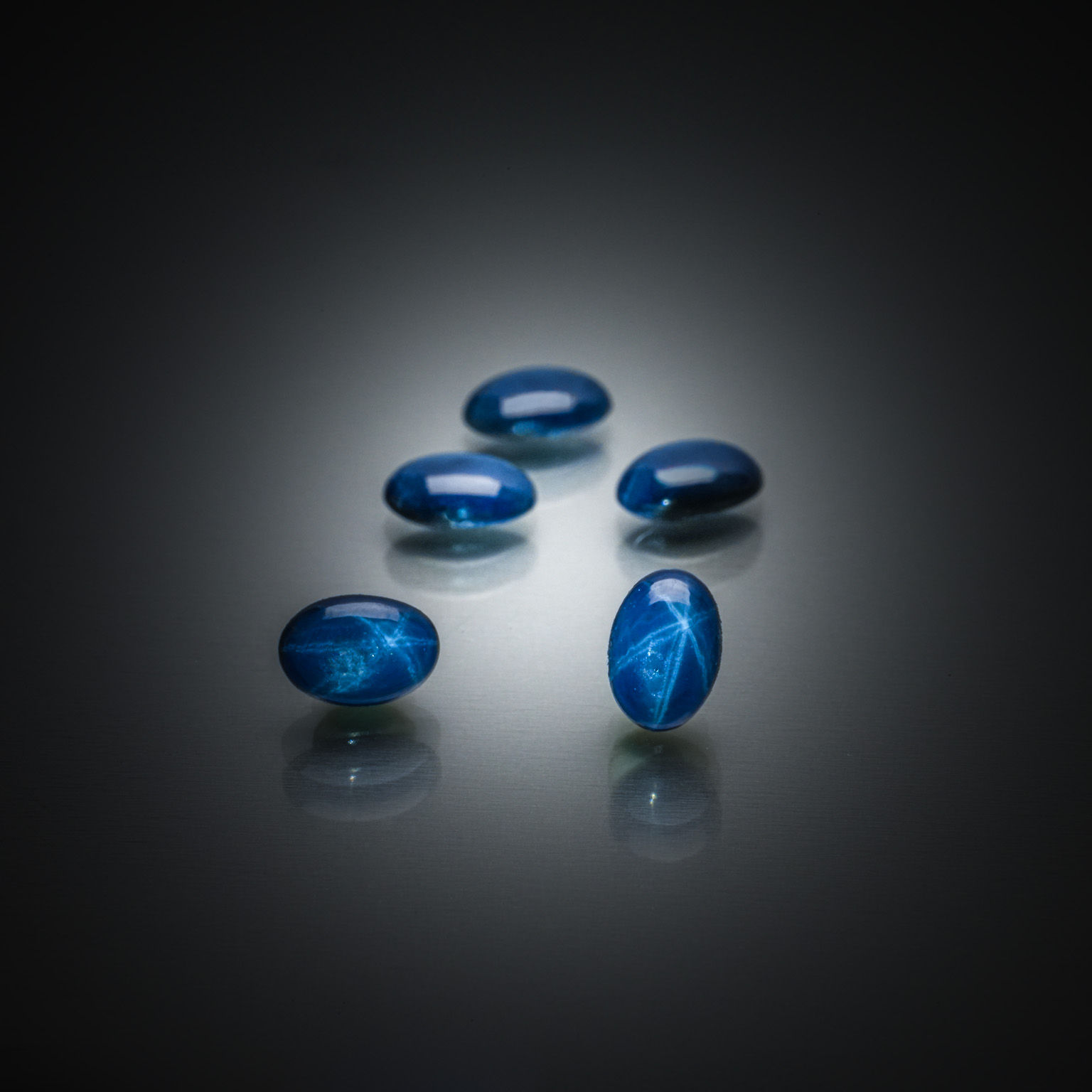 Appairage d&rsquo;opales rondes cabochons sur papier. - Lazuli