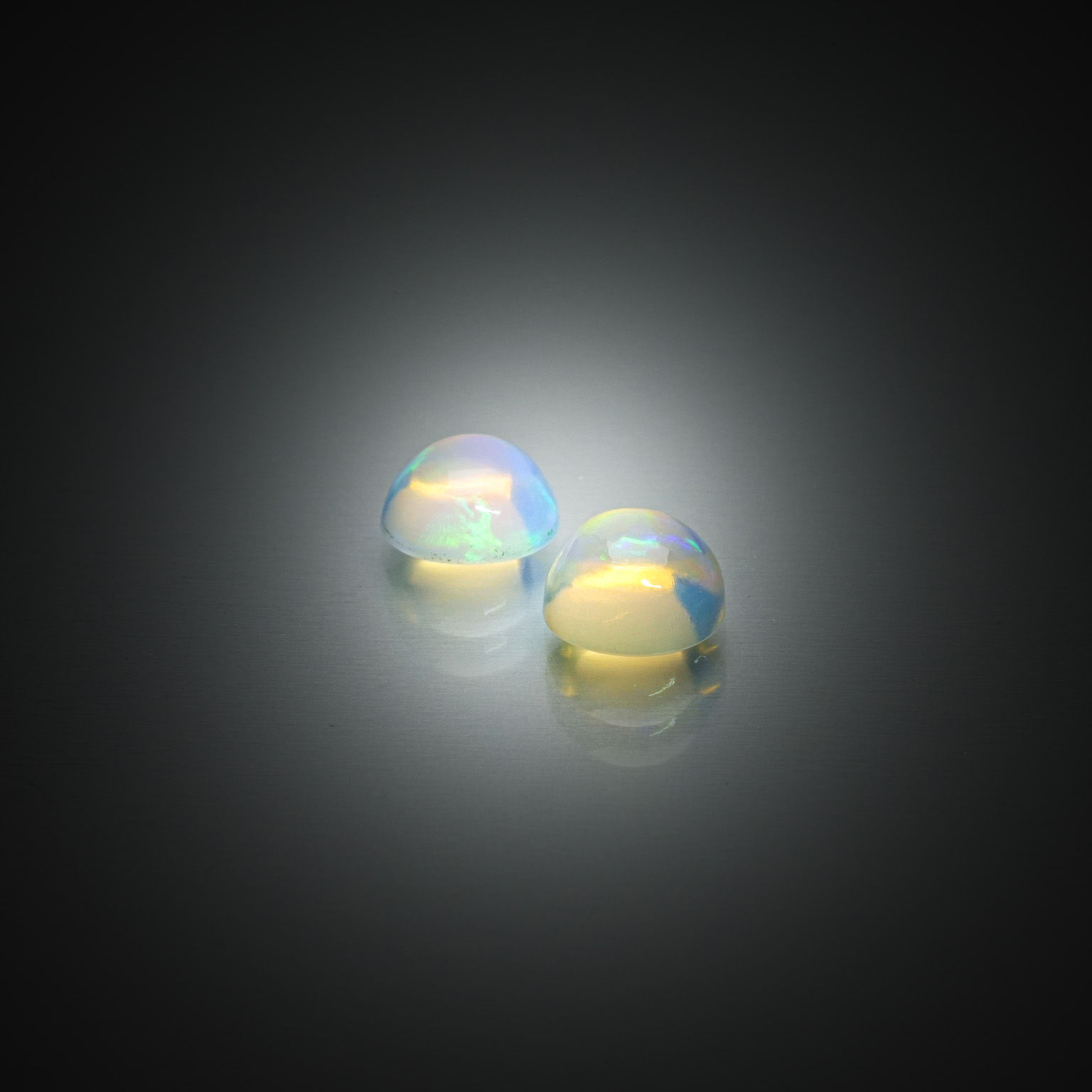 Appairage d&rsquo;opales rondes cabochons sur papier. - Lazuli