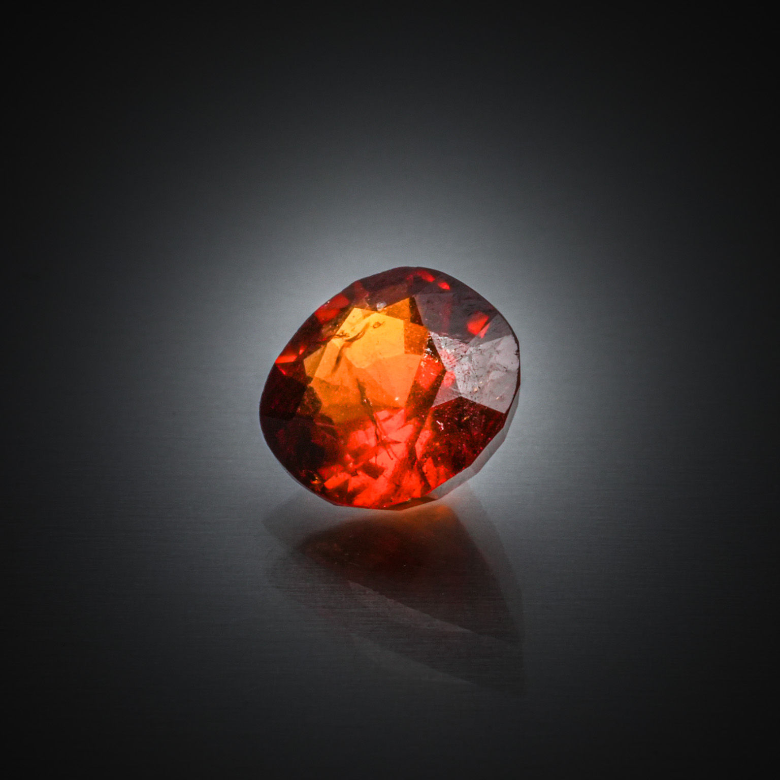 Grenat spessartite coussin sur papier. - Lazuli