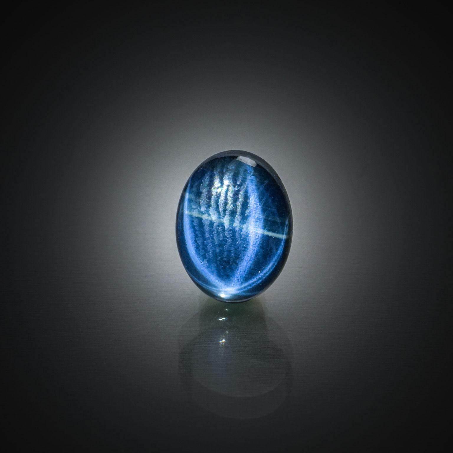 Saphir étoilé ovale cabochon sur papier. - Lazuli