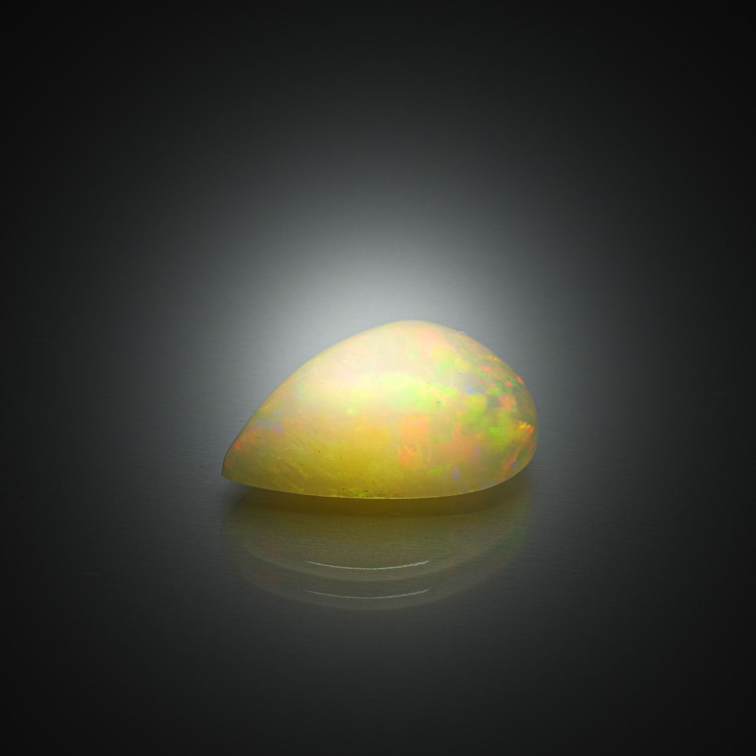 Opale poire cabochon sur papier. - Lazuli